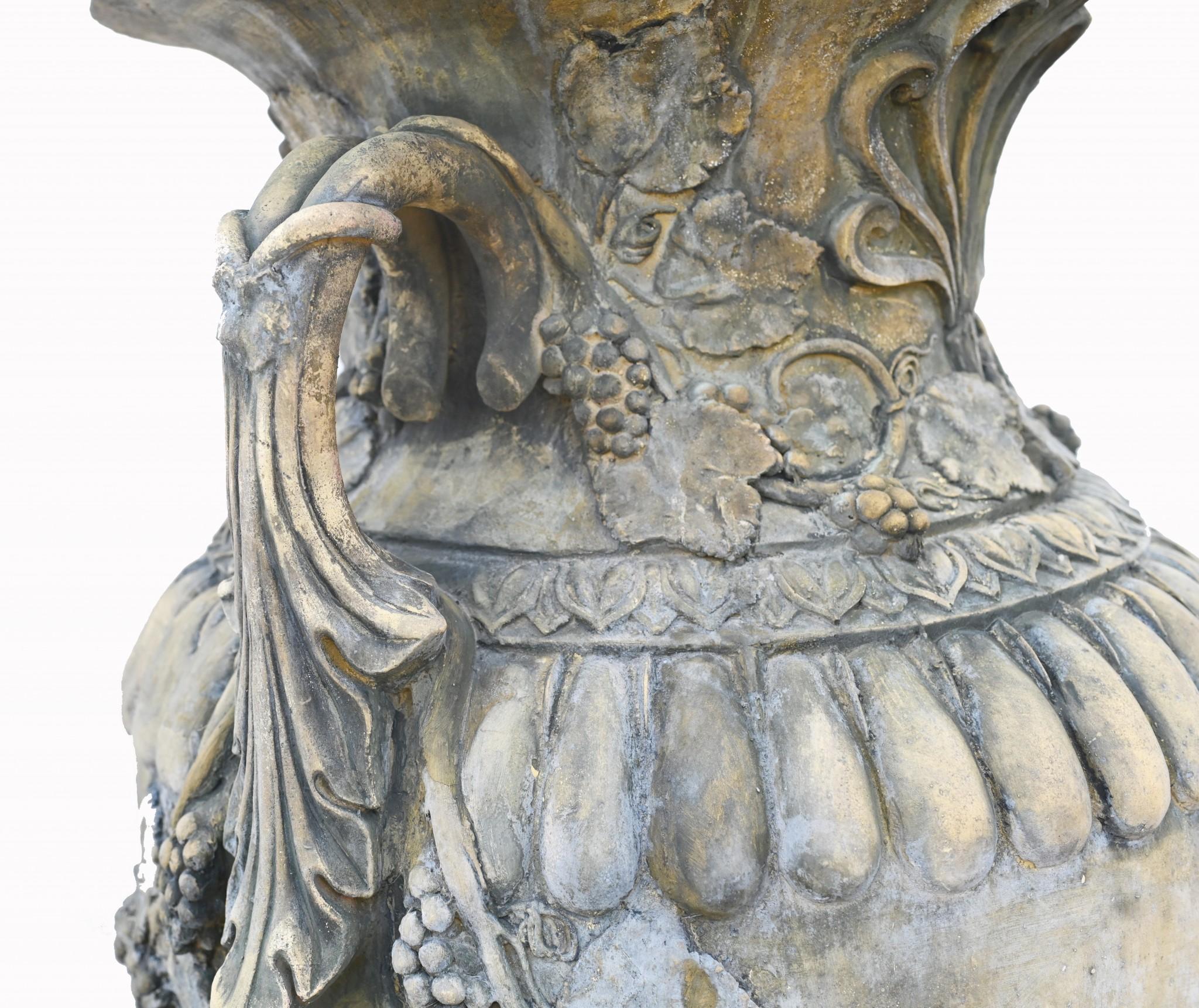 Coppia di urne da giardino in pietra Vaso da giardino classico ad anfora inglese in vendita 5