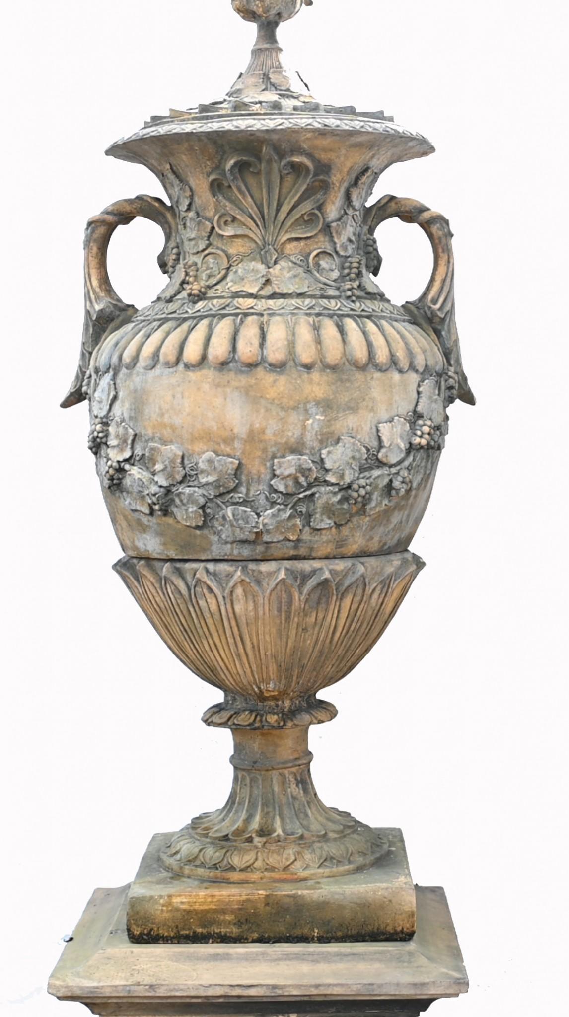 Coppia di urne da giardino in pietra Vaso da giardino classico ad anfora inglese in vendita 6