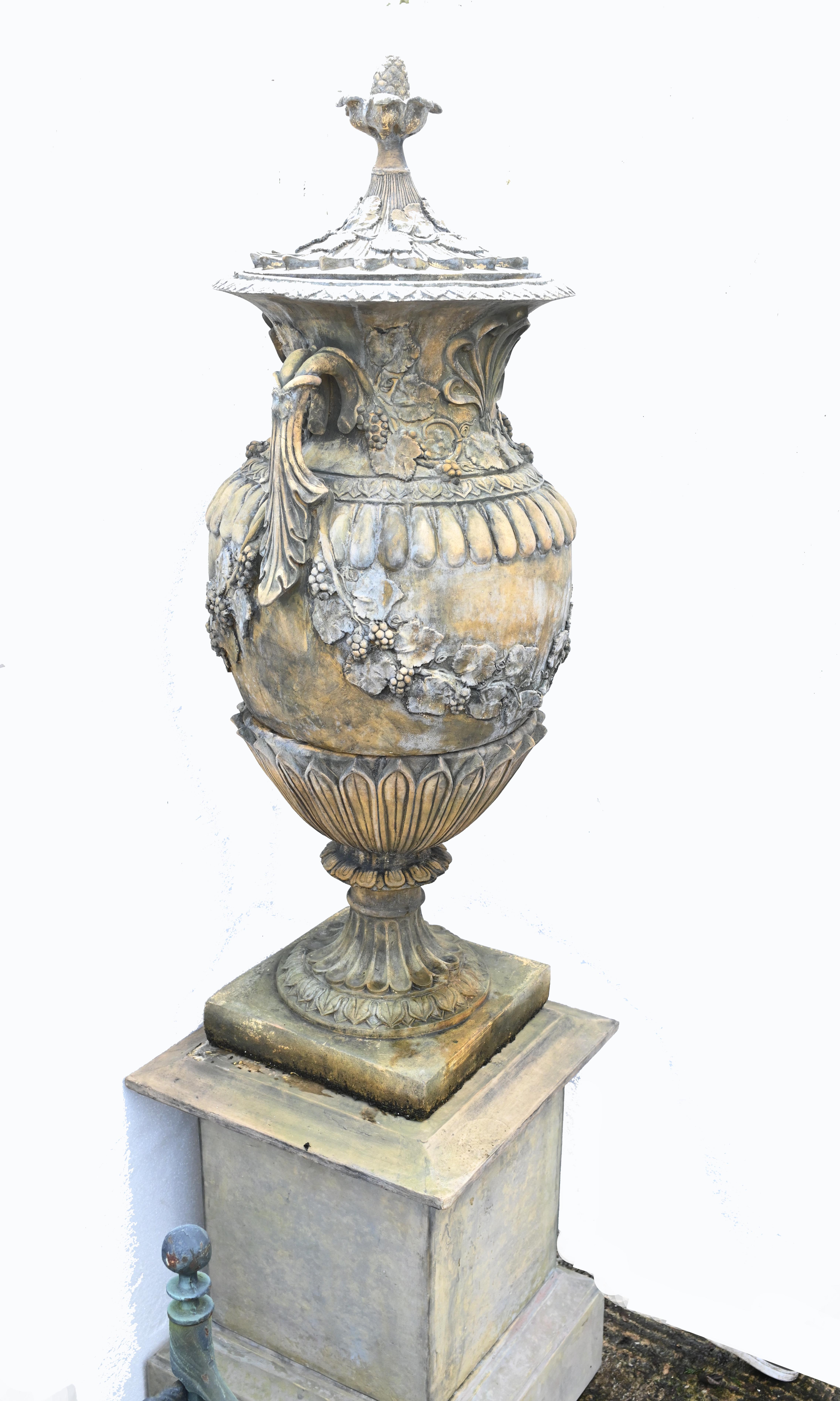 Paire d'urnes de jardin en pierre Classical Amphora English Garden Vase en vente 7
