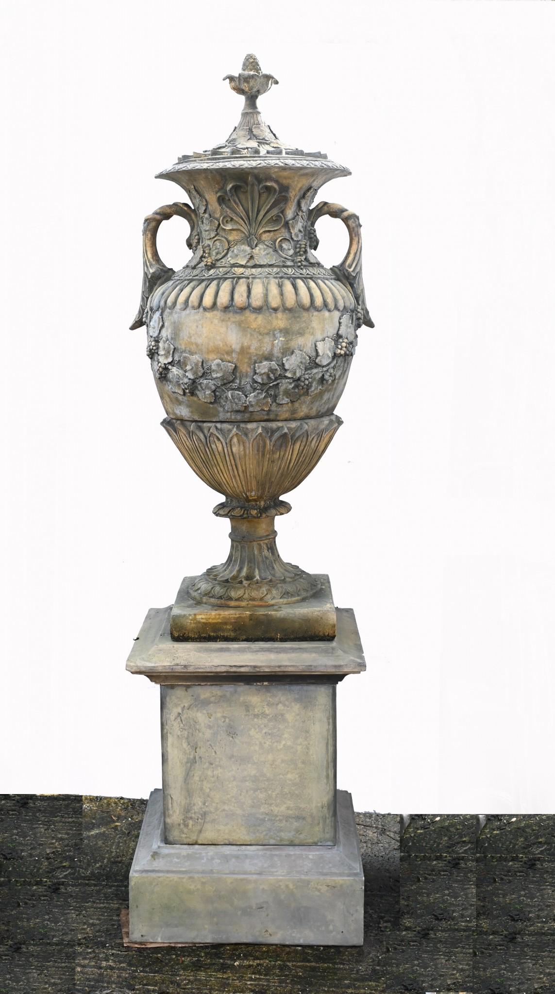 Coppia di urne da giardino in pietra Vaso da giardino classico ad anfora inglese in vendita 7