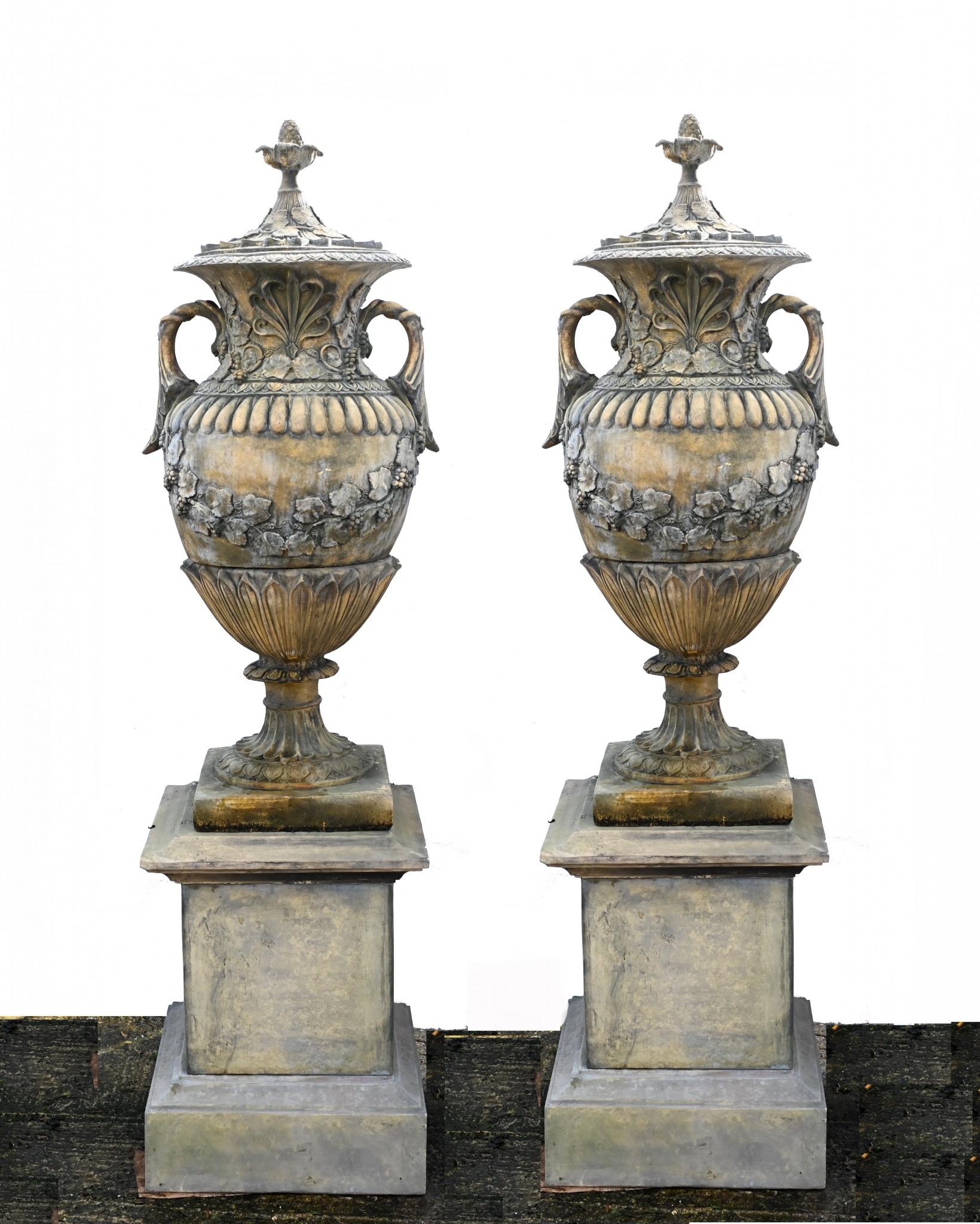 Coppia di urne da giardino in pietra Vaso da giardino classico ad anfora inglese in vendita 9