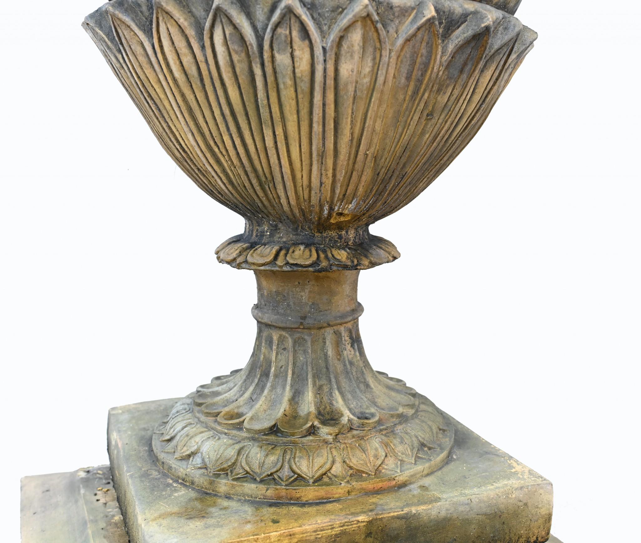 Splendida coppia di grandi urne da giardino inglesi in pietra a forma di anfora
Posizionati sulle basi quadrate del piedistallo
L'altezza complessiva è di otto piedi - 243 CM - quindi di buone dimensioni. 
Le urne sono composte da tre parti e sono
