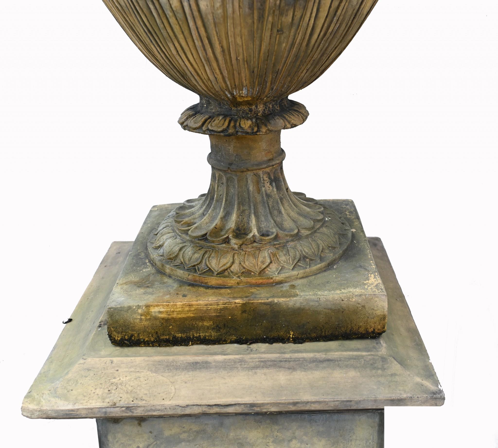 Pietra Coppia di urne da giardino in pietra Vaso da giardino classico ad anfora inglese in vendita