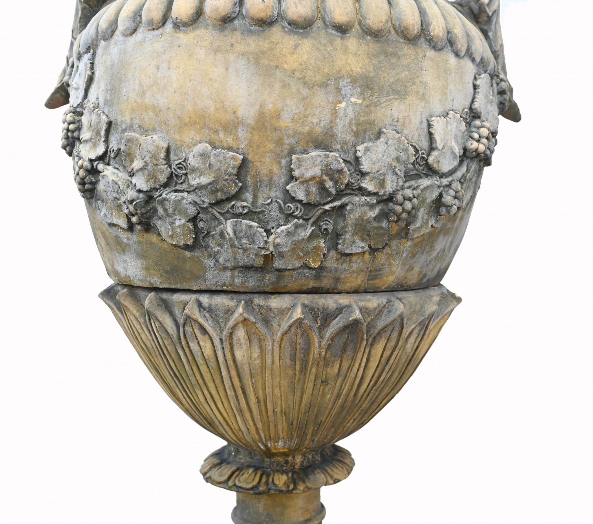 Coppia di urne da giardino in pietra Vaso da giardino classico ad anfora inglese in vendita 2