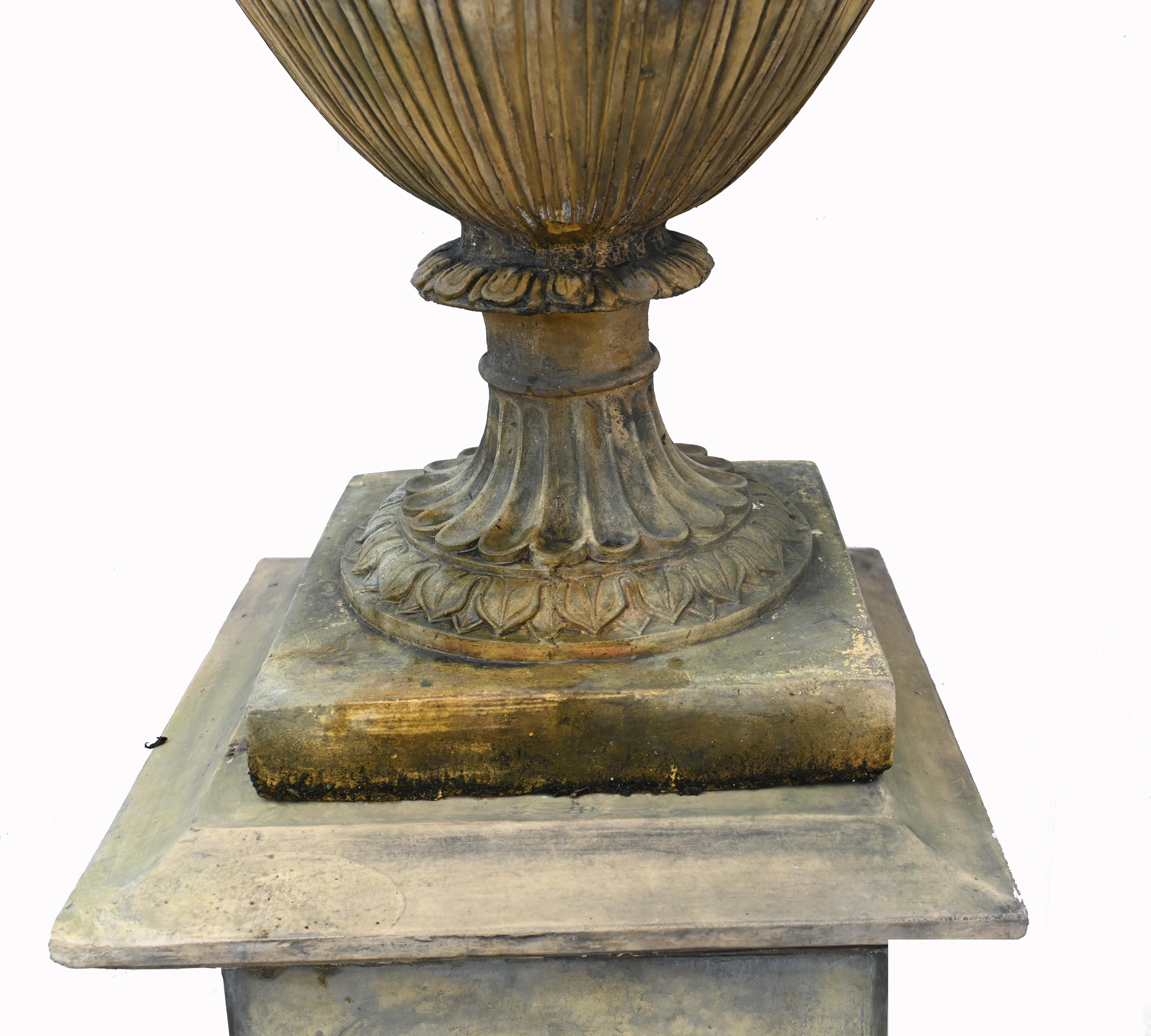 Paire d'urnes de jardin en pierre Classical Amphora English Garden Vase en vente 3