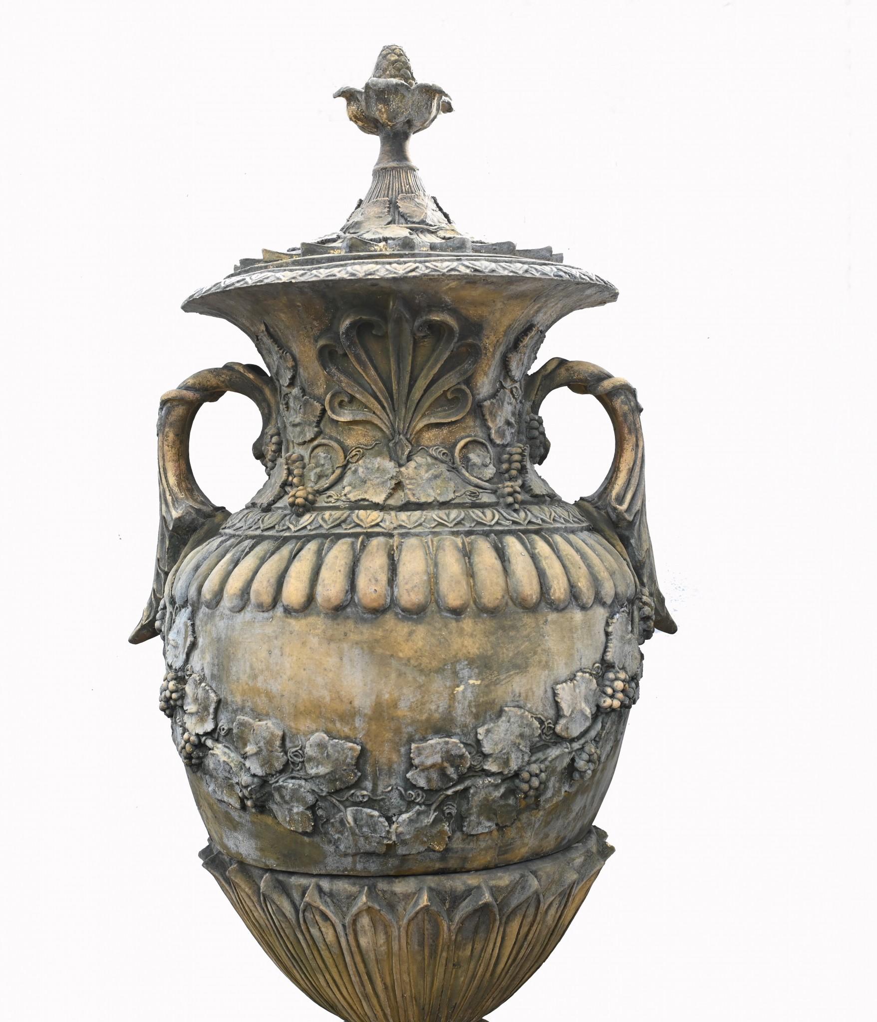 Coppia di urne da giardino in pietra Vaso da giardino classico ad anfora inglese in vendita 4