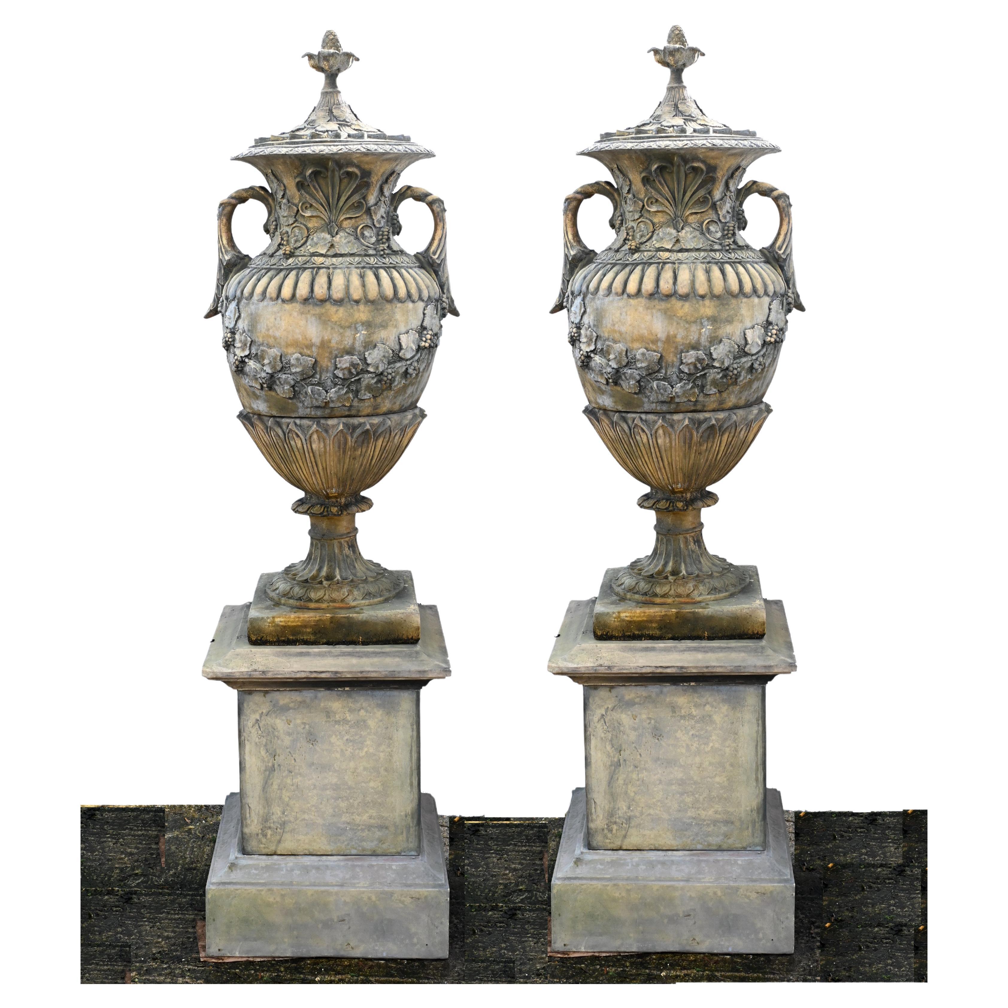 Paire d'urnes de jardin en pierre Classical Amphora English Garden Vase en vente