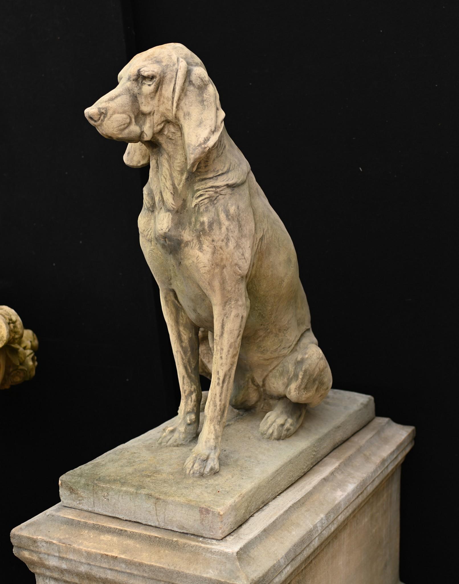 Pair Stone Hound Gatekeeper Statues Dogs Garden Ornament (Paire de statues de chiens de garde en pierre) en vente 5