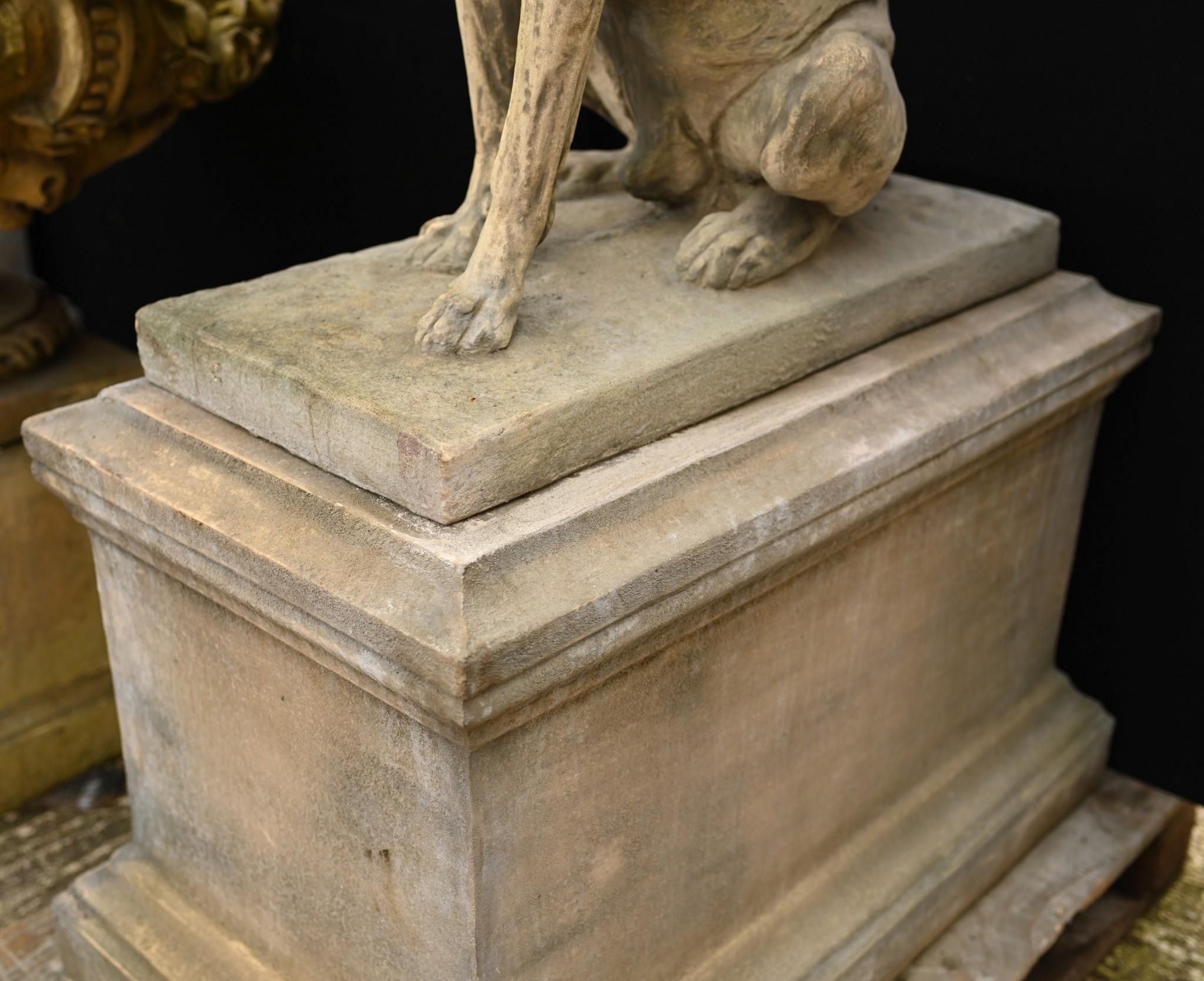 Fin du 20e siècle Pair Stone Hound Gatekeeper Statues Dogs Garden Ornament (Paire de statues de chiens de garde en pierre) en vente