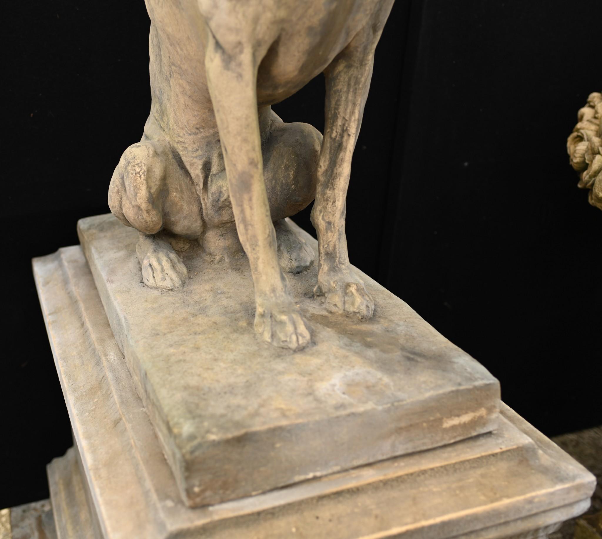Pierre Pair Stone Hound Gatekeeper Statues Dogs Garden Ornament (Paire de statues de chiens de garde en pierre) en vente