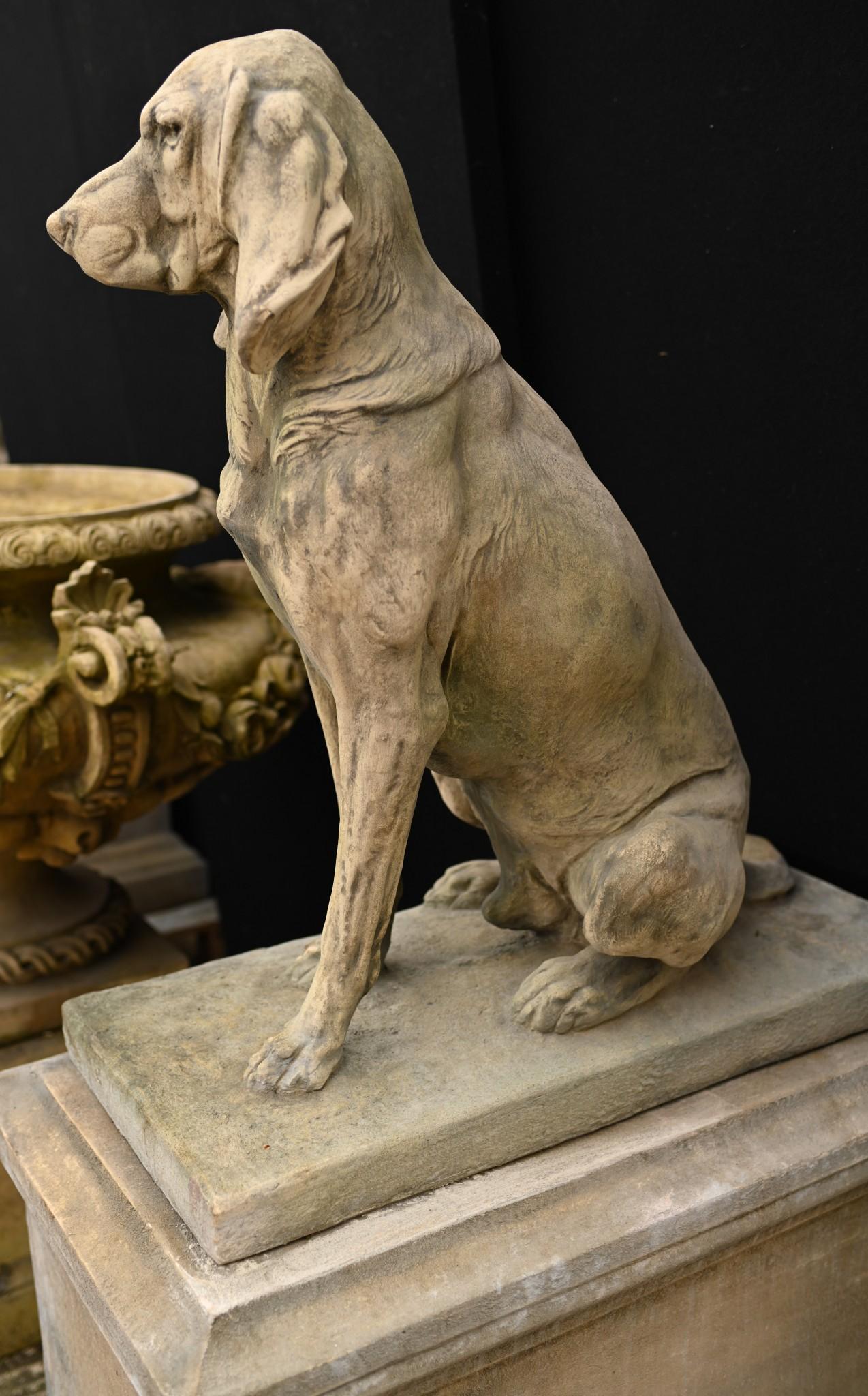 Pair Stone Hound Gatekeeper Statues Dogs Garden Ornament (Paire de statues de chiens de garde en pierre) en vente 3