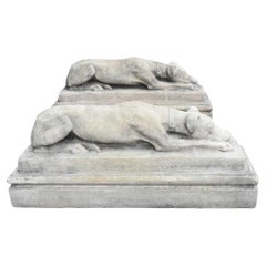 Ein Paar schlafende Hundestatuen aus Stein – klassische Hahnentritt- Gatekeeper-Statuen