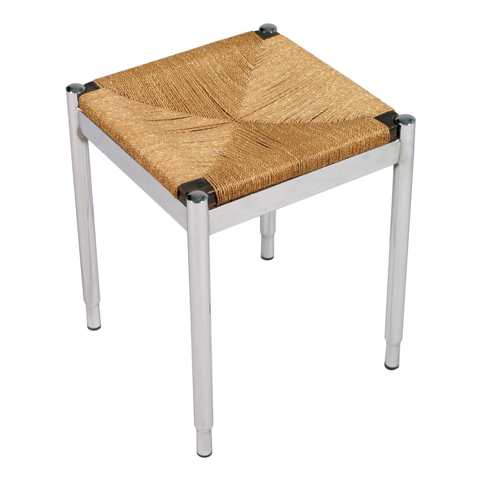 Paire de tabourets Gio Ponti style Cassina attribué , en acier chromé paille et bois. 
La paire de sièges provient de l'hôtel Parco dei Principi à Rome. L'hôtel a été conçu par le Studio PFR (1952-1976) - Gio Ponti, Antonio Fornaroli et Alberto