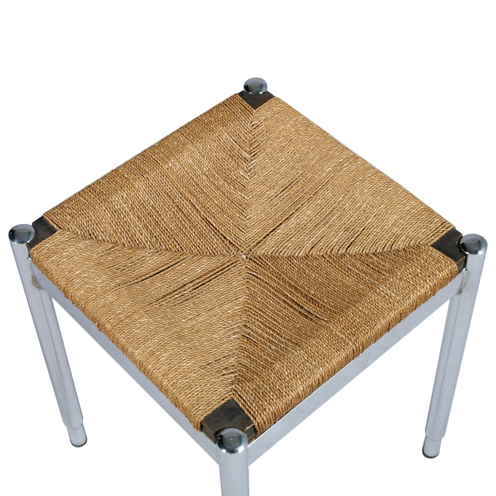 Mid-Century Modern Paire de tabourets de style Gio Ponti, probablement fabriqués par Cassina, acier chromé et bois en vente