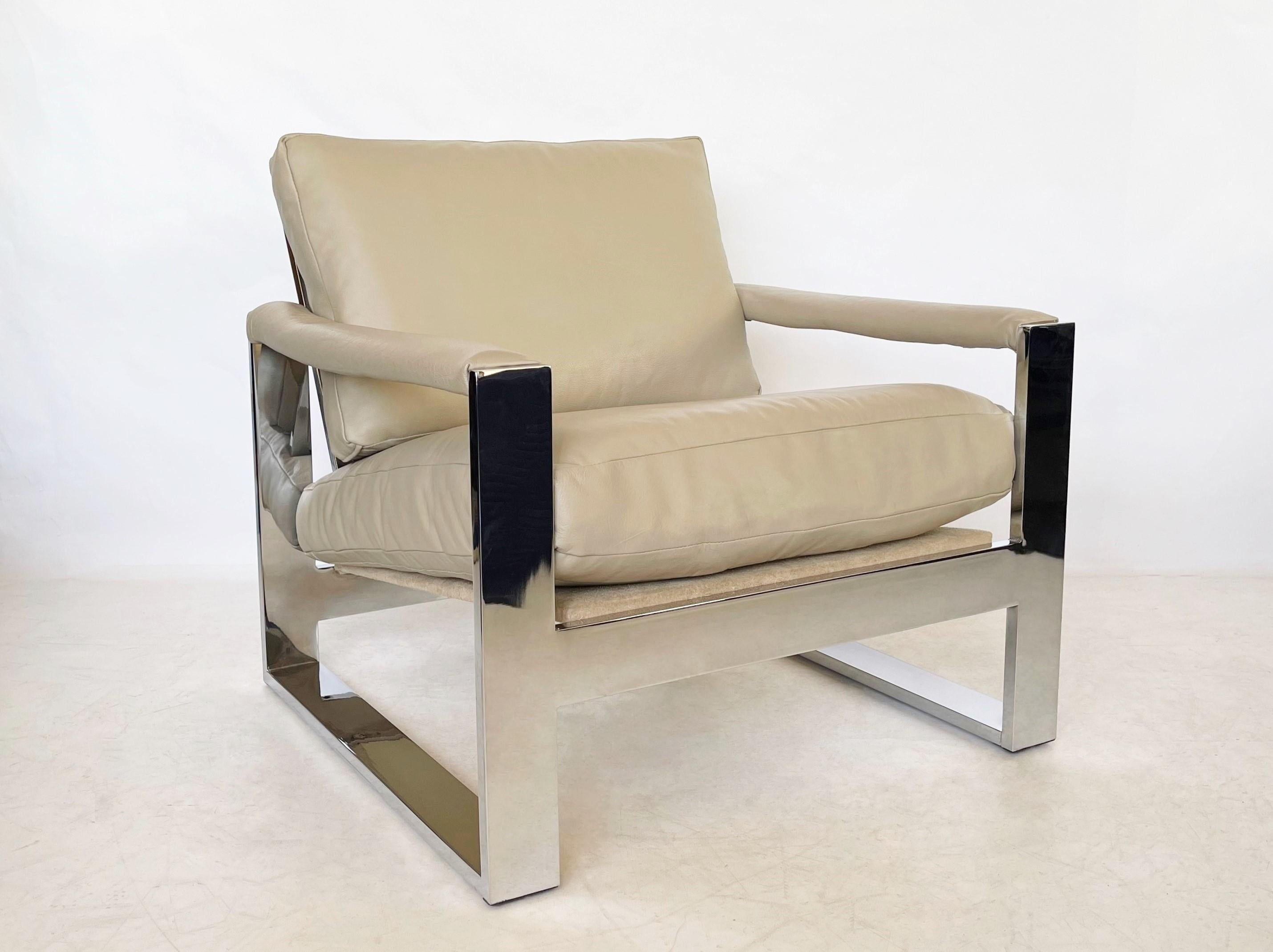 Paar stromlinienförmige Milo-Baughman-Flachlederstühle mit breitem Band (Moderne der Mitte des Jahrhunderts) im Angebot
