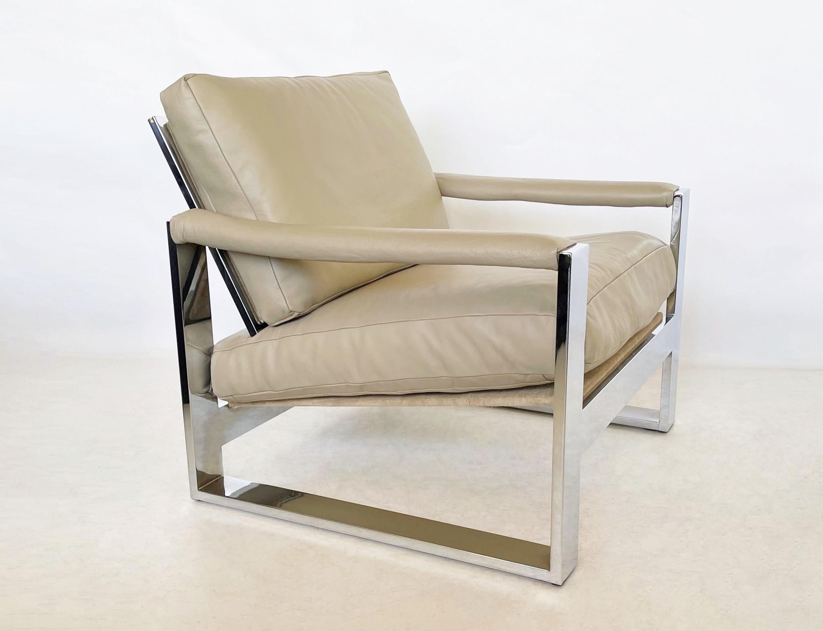 Paar stromlinienförmige Milo-Baughman-Flachlederstühle mit breitem Band (amerikanisch) im Angebot