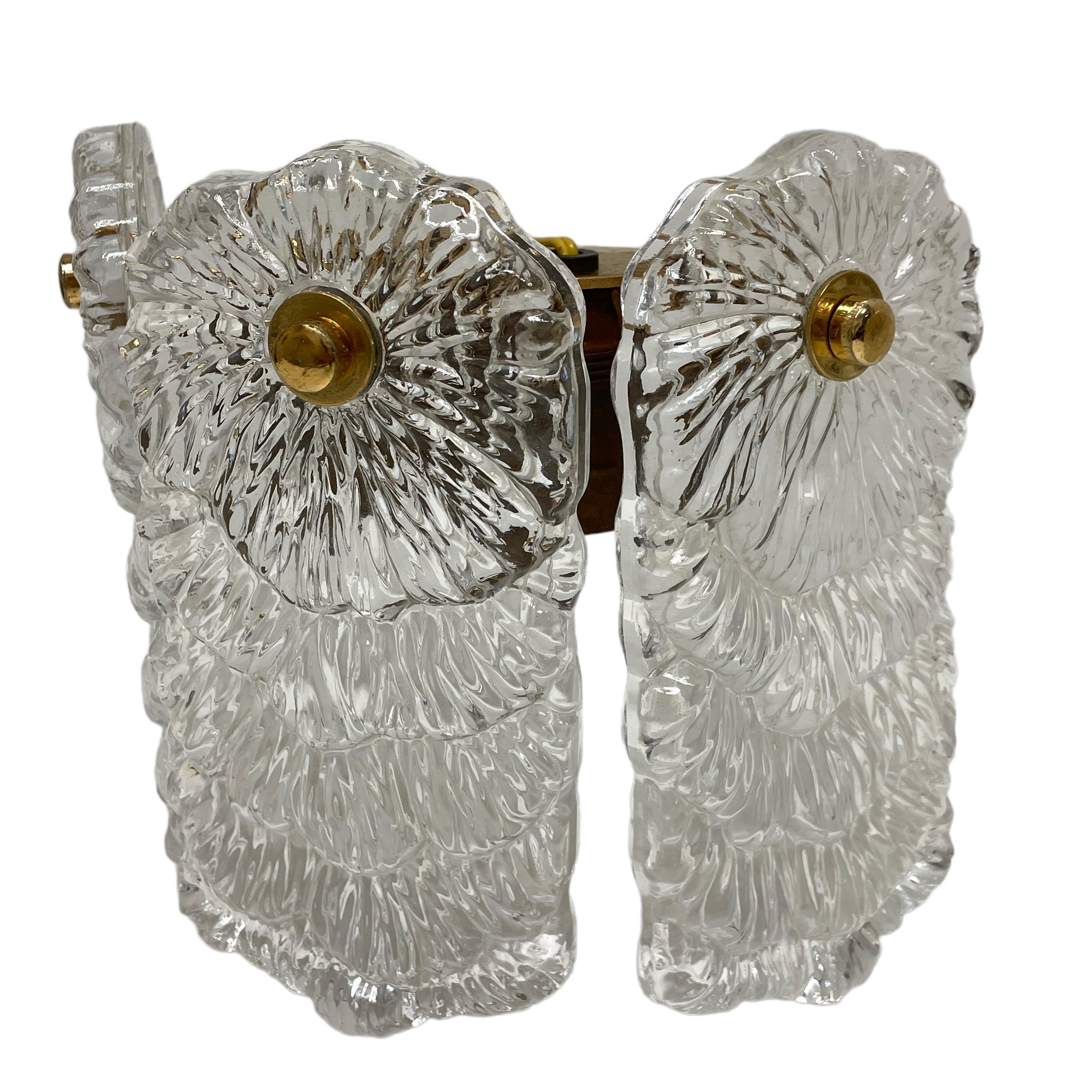 Pareja de apliques de cristal estructurado y latón, años 70 en venta 1