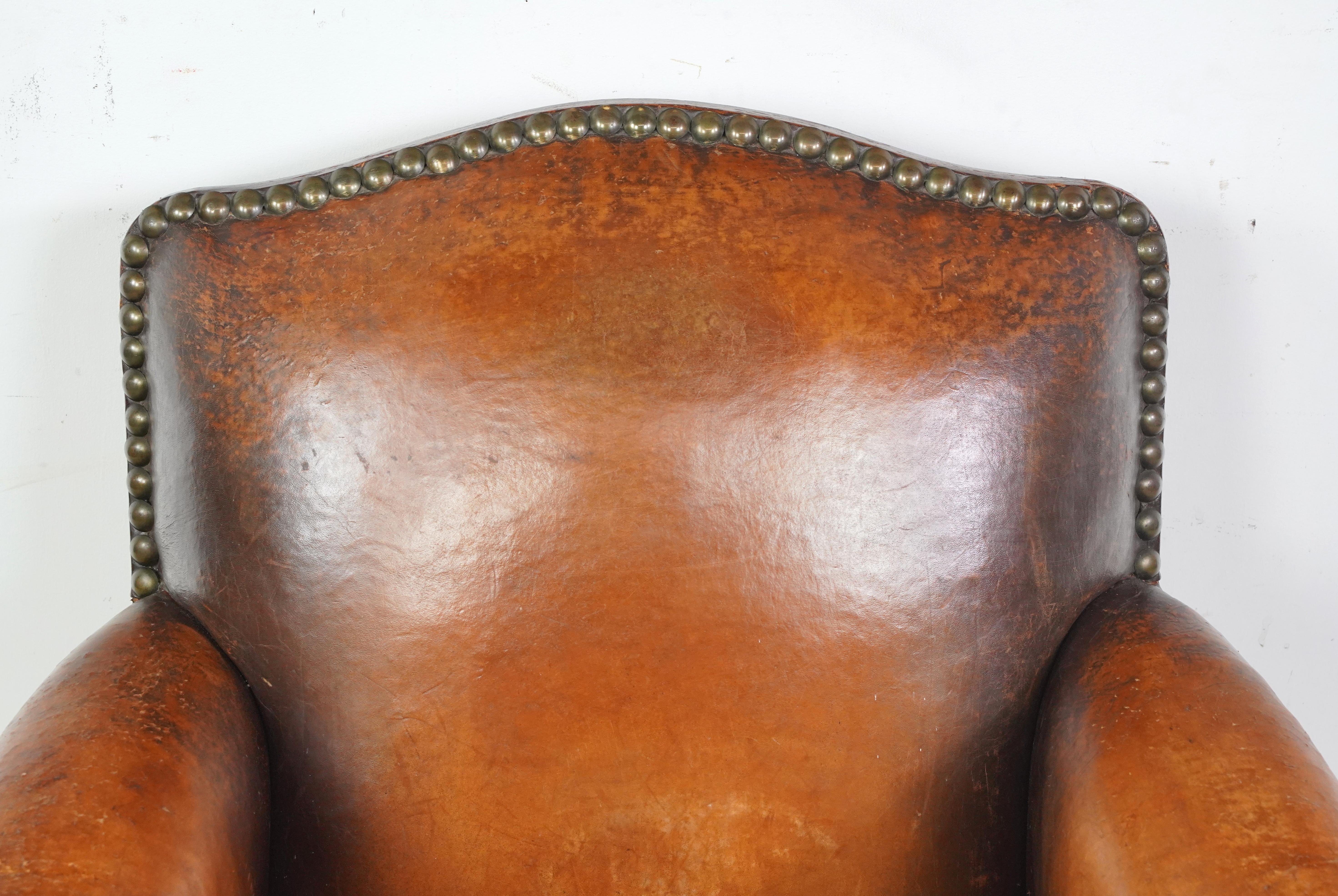 Paire de fauteuils club européens en cuir Brown clouté en vente 4