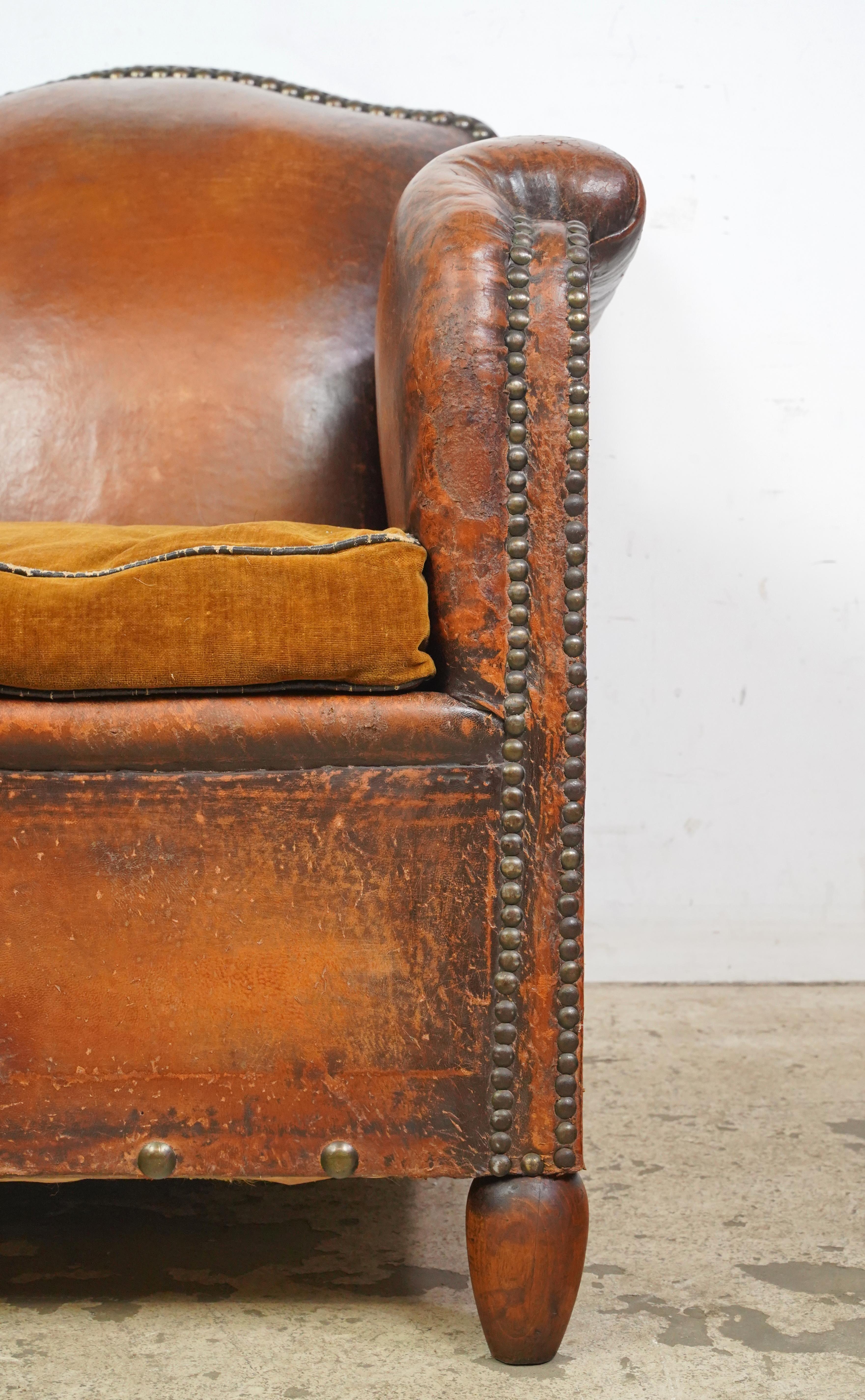 Paire de fauteuils club européens en cuir Brown clouté en vente 5
