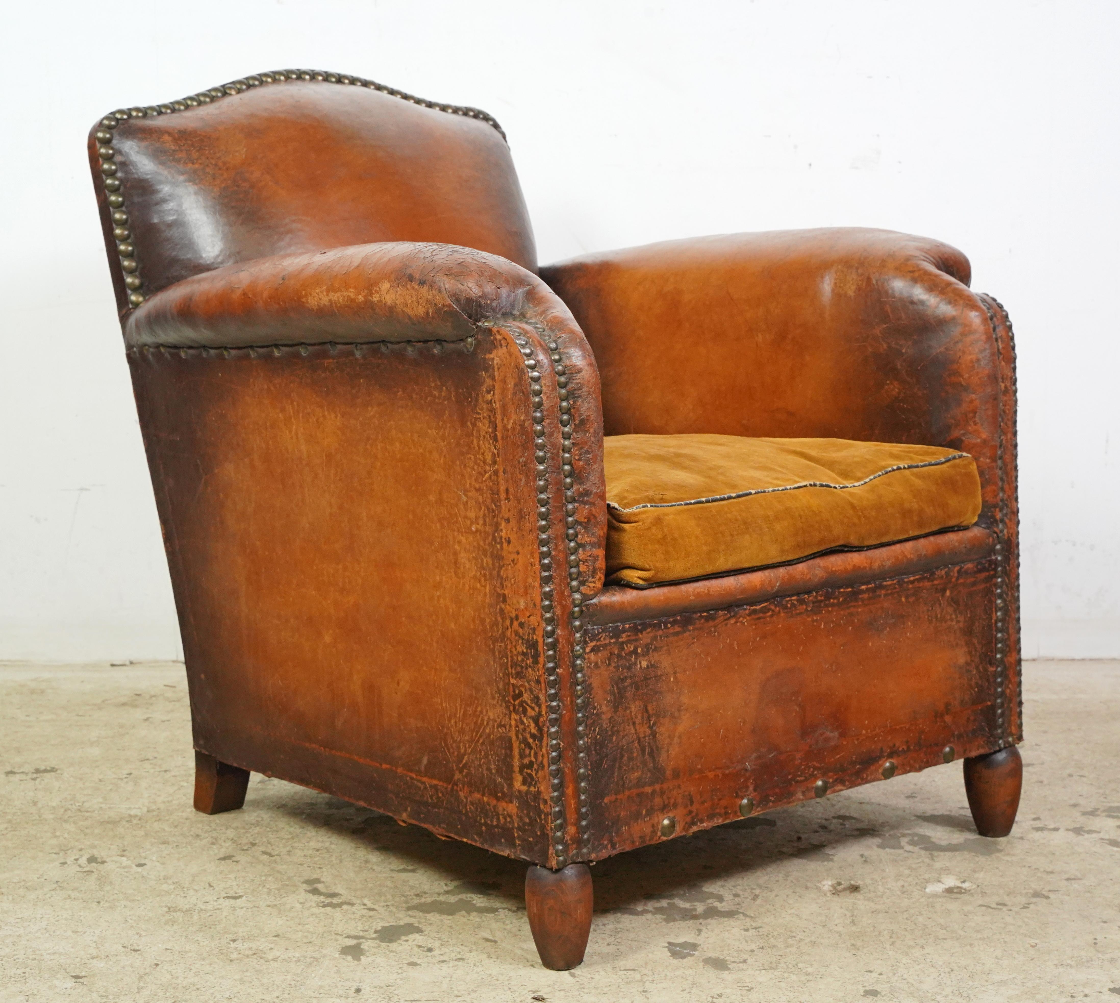 Paire de fauteuils club européens en cuir Brown clouté en vente 6