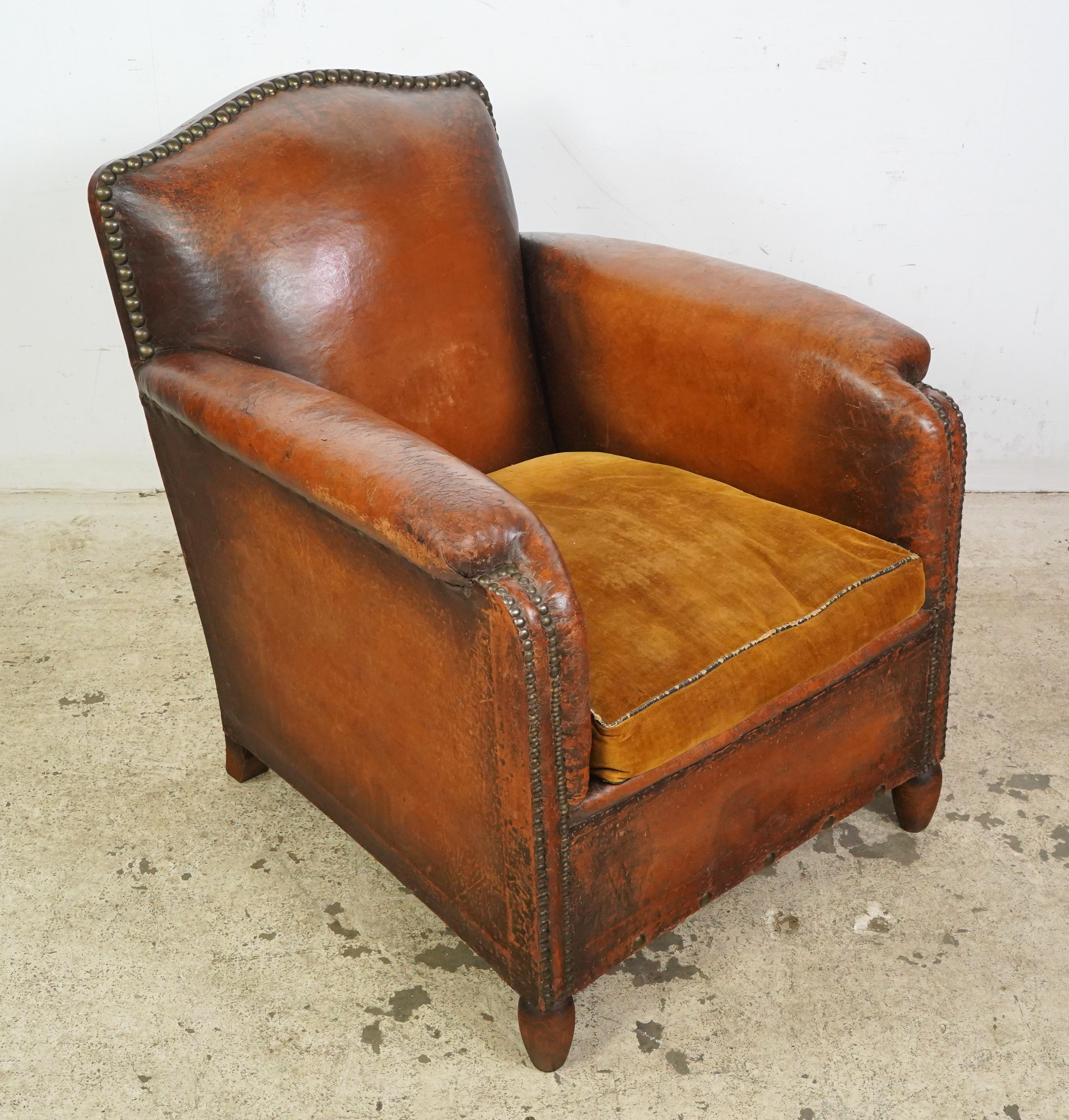 Paire de fauteuils club européens en cuir Brown clouté en vente 7