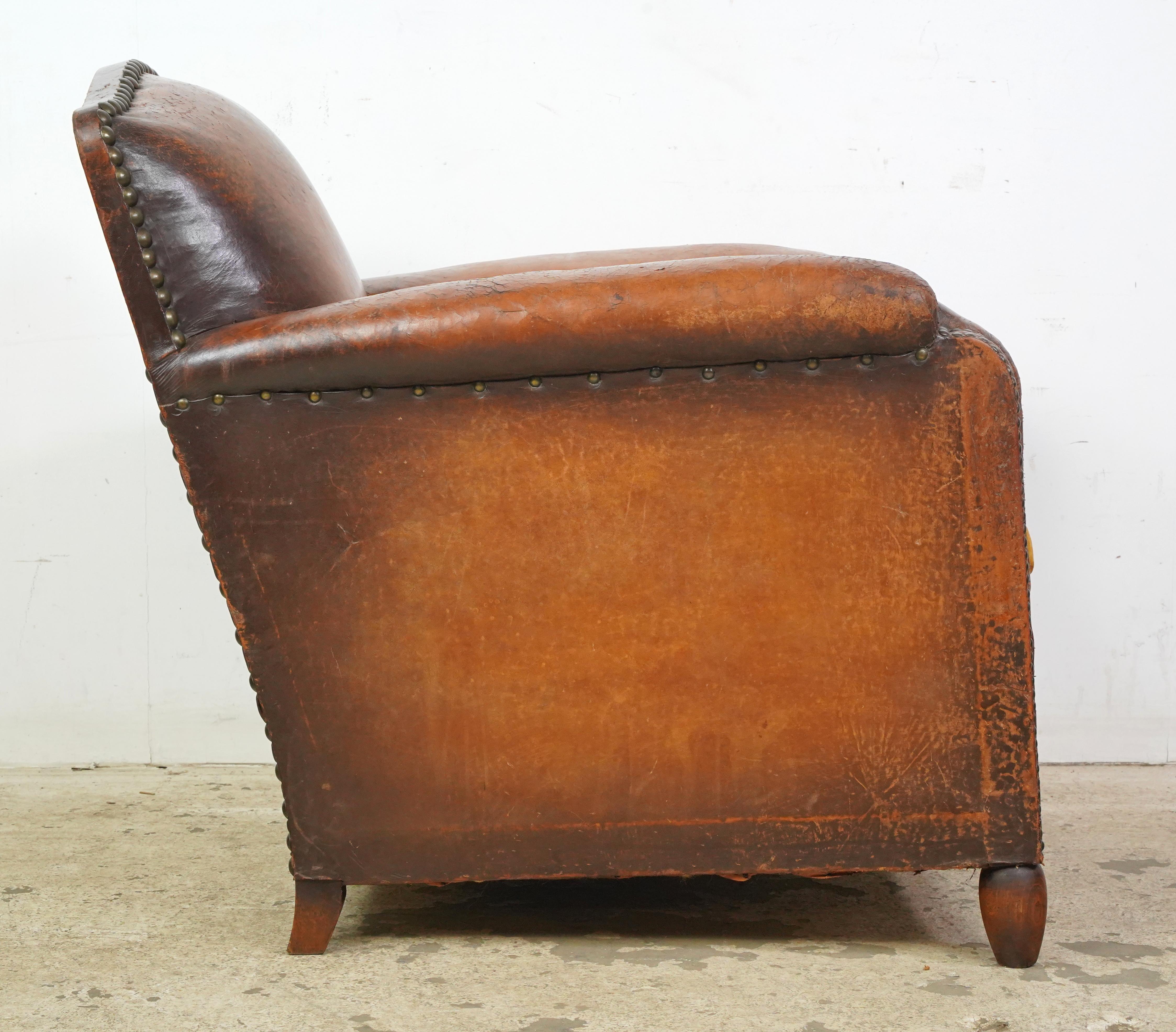 Paire de fauteuils club européens en cuir Brown clouté en vente 8