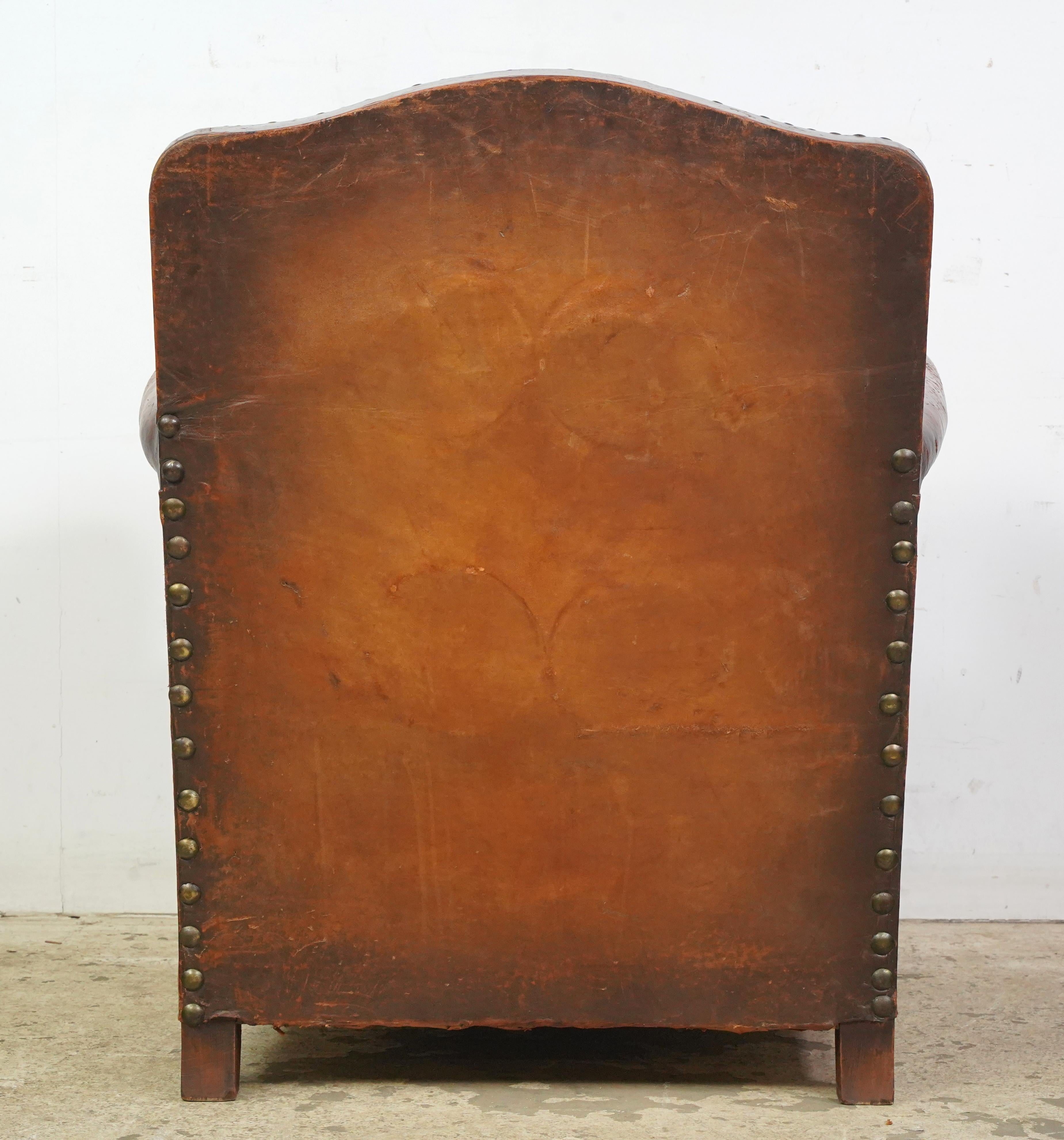 Paire de fauteuils club européens en cuir Brown clouté en vente 9