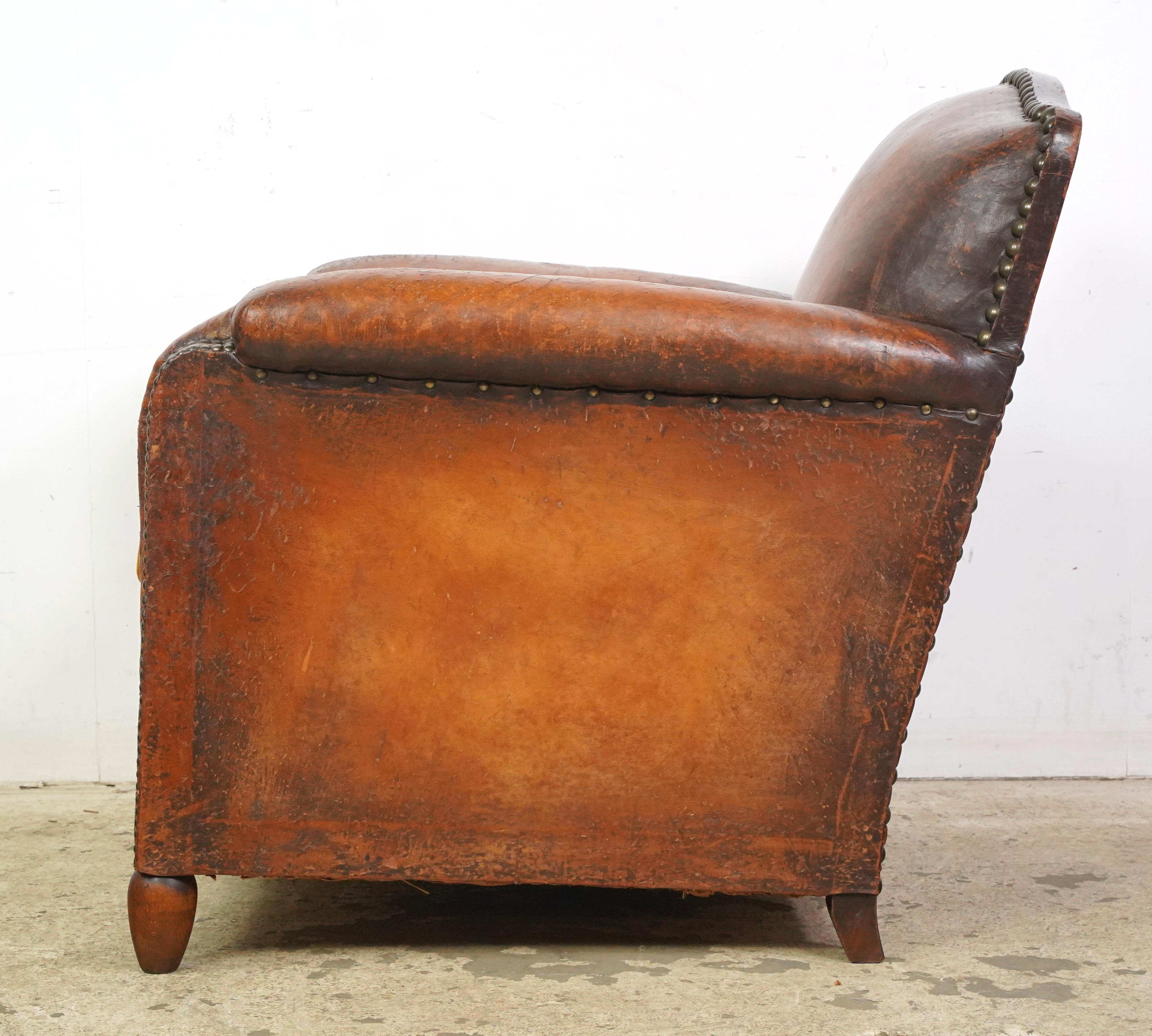 Paire de fauteuils club européens en cuir Brown clouté en vente 10