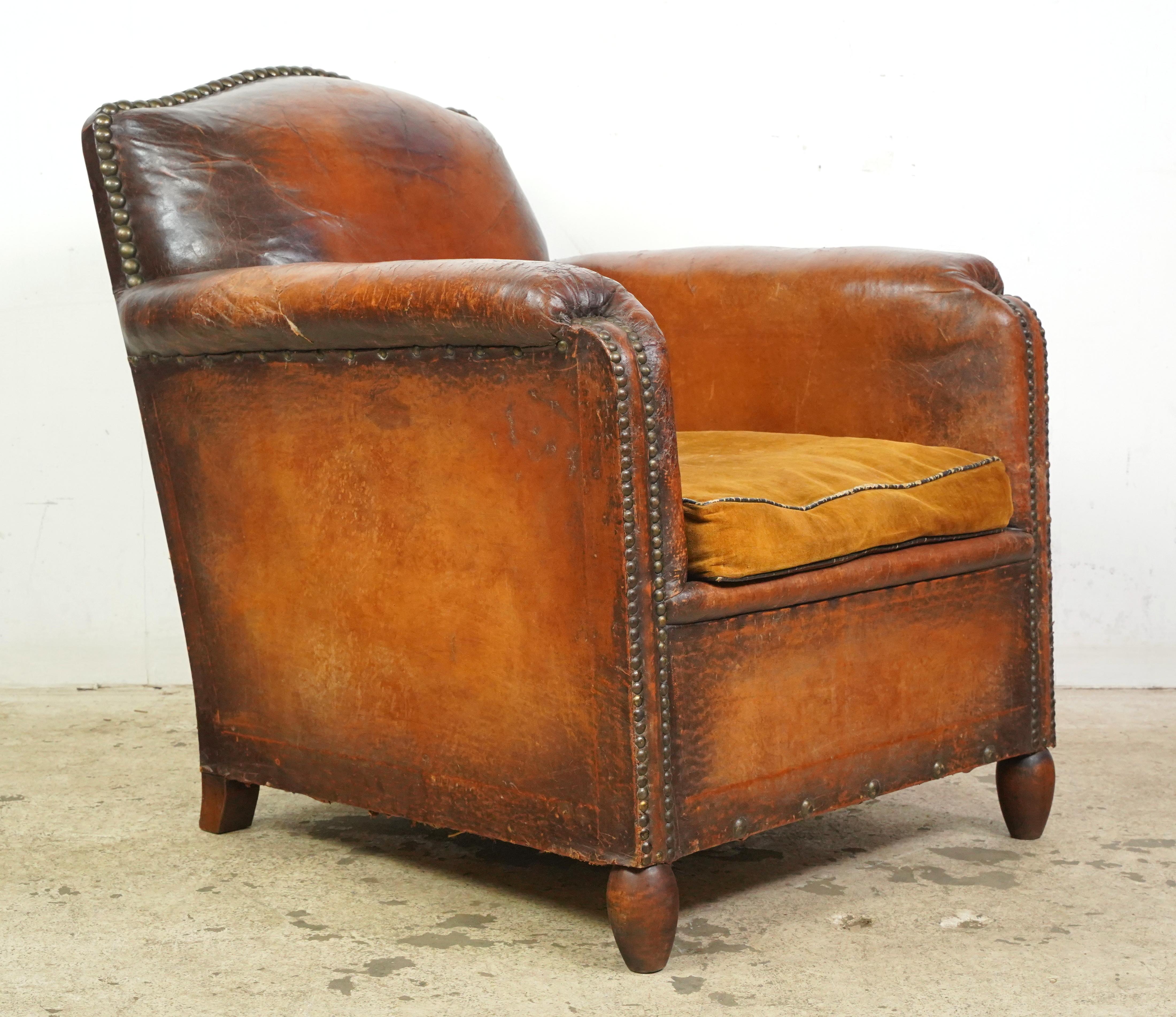 Français Paire de fauteuils club européens en cuir Brown clouté en vente