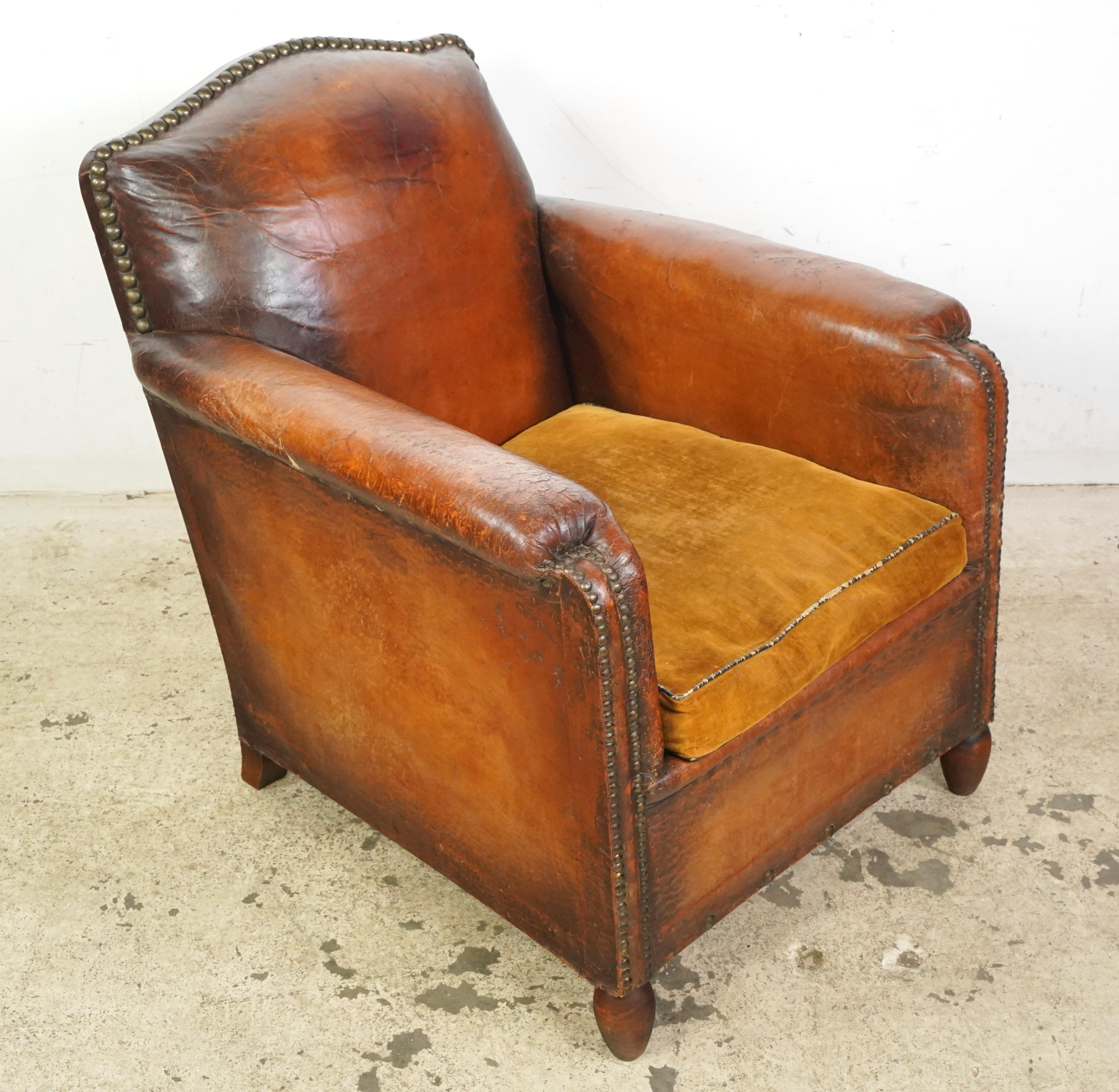 Paire de fauteuils club européens en cuir Brown clouté Bon état - En vente à New York, NY