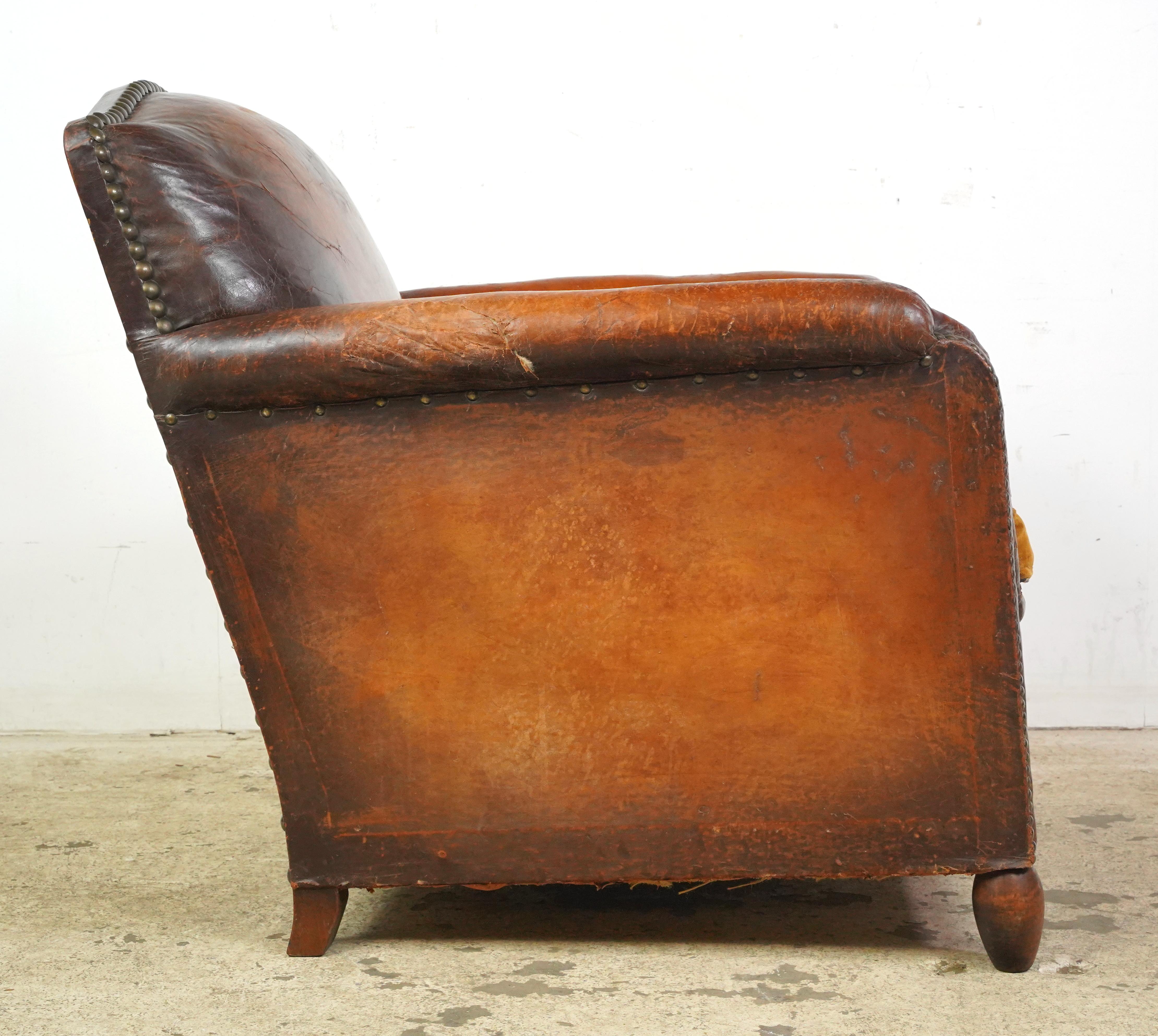 20ième siècle Paire de fauteuils club européens en cuir Brown clouté en vente