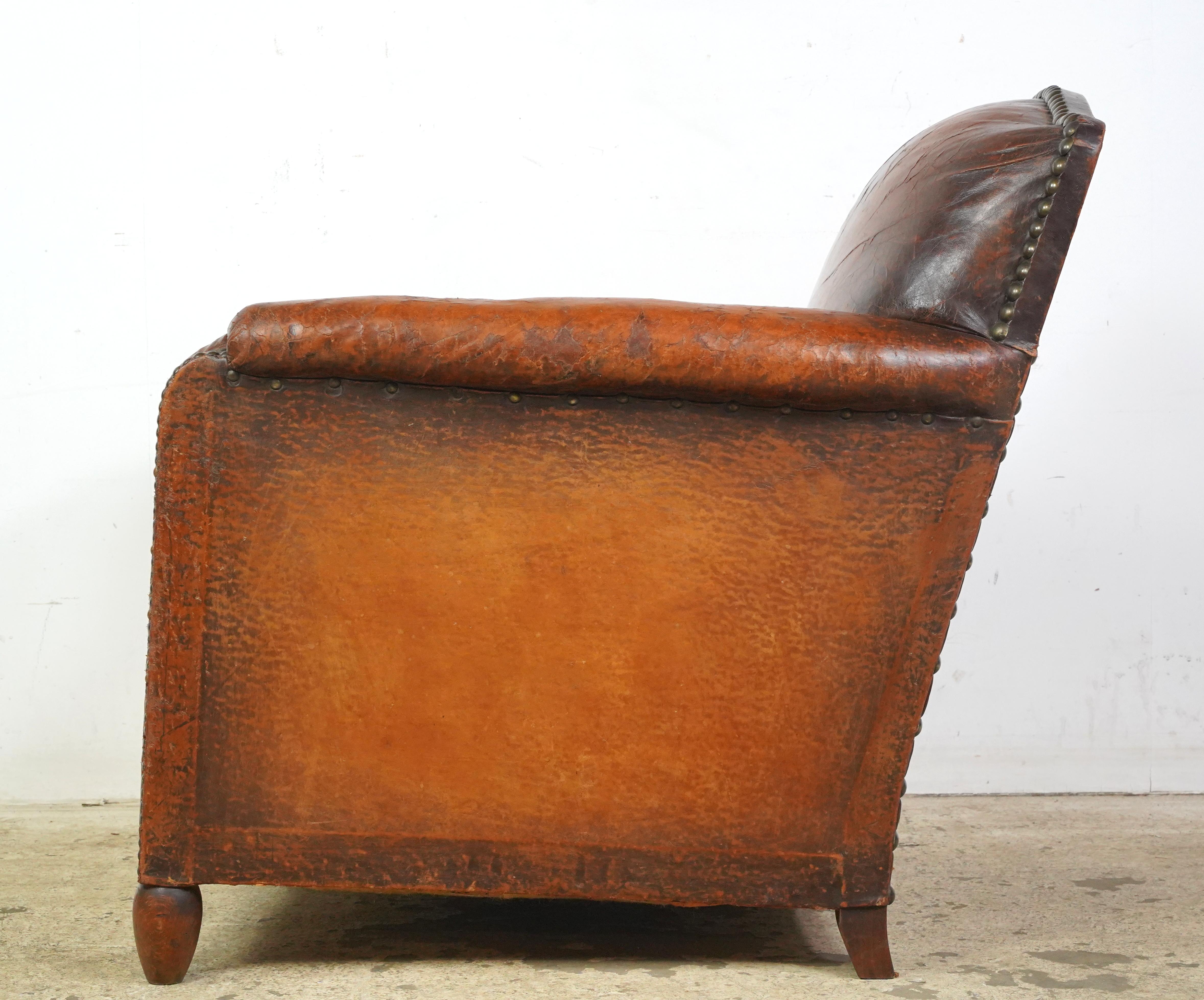 Paire de fauteuils club européens en cuir Brown clouté en vente 2