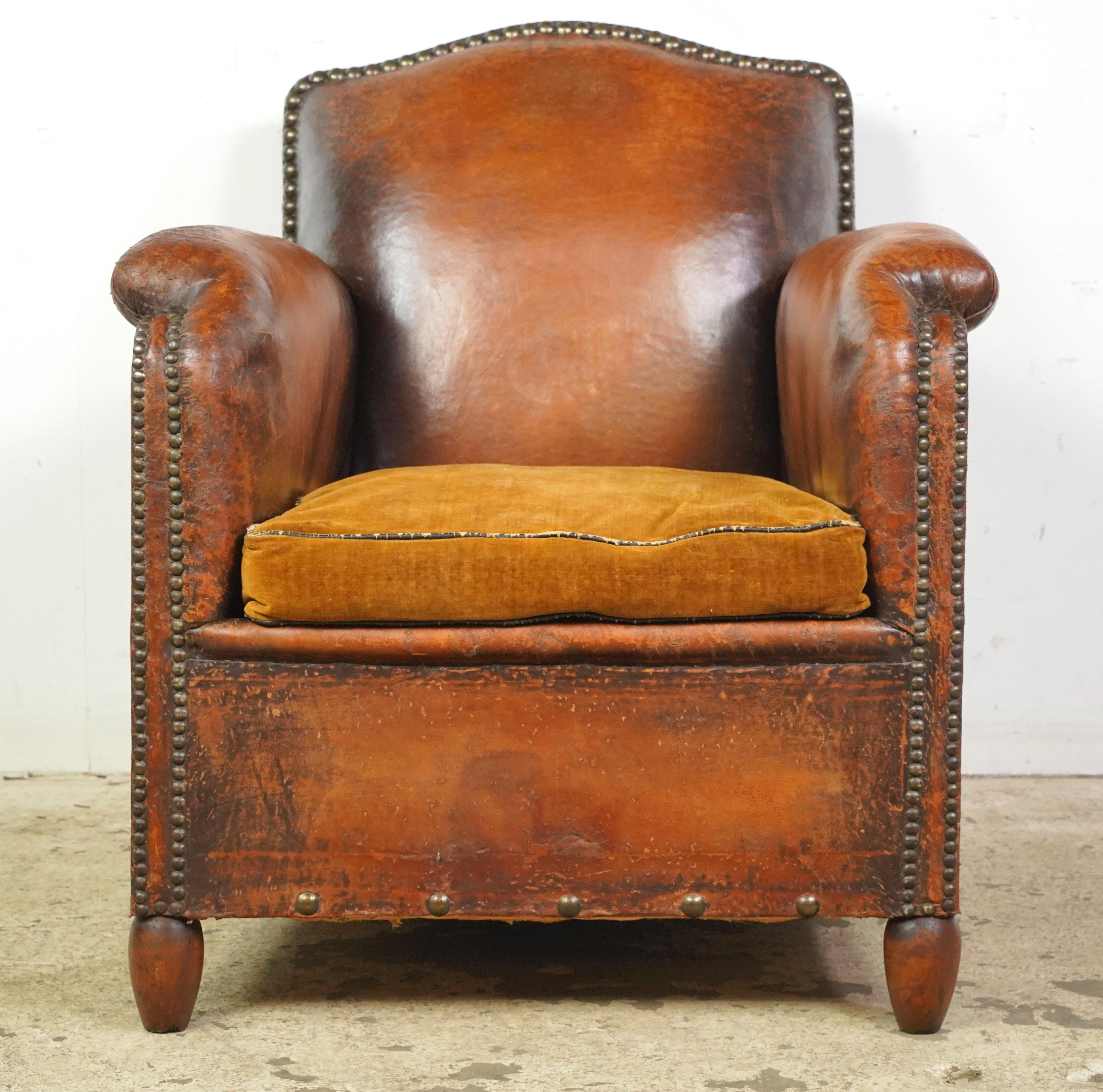 Paire de fauteuils club européens en cuir Brown clouté en vente 3