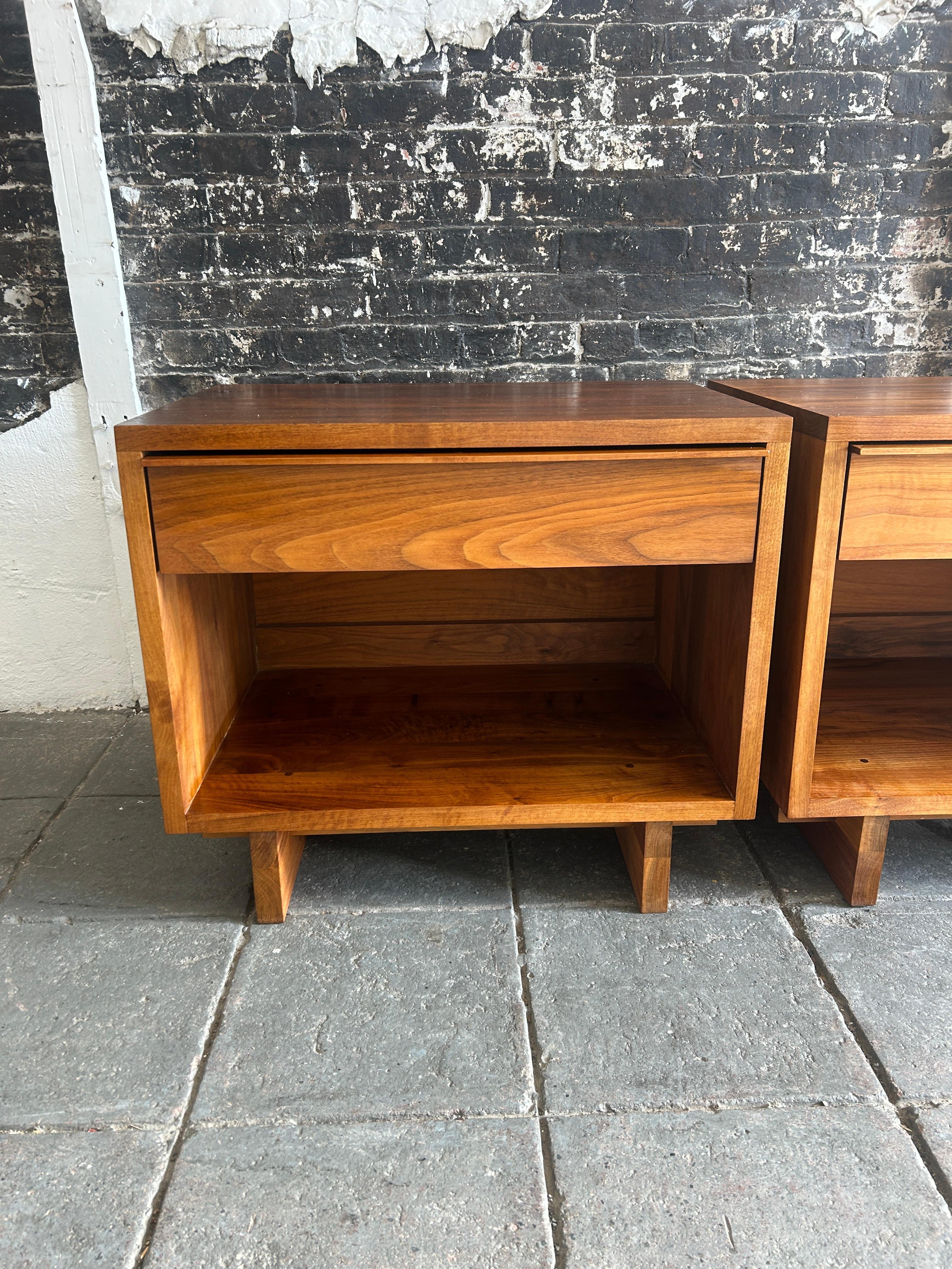 Pair Studio craft Custom Solid Walnut 1 drawer nightstands style of Nakashima  In Good Condition For Sale In BROOKLYN, NY