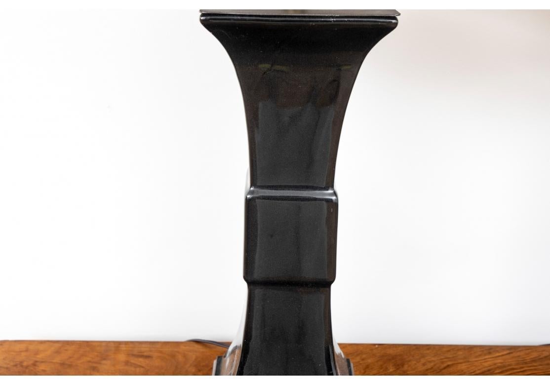 Mid-Century Modern Paire de lampes de table en céramique émaillée noire de style en vente