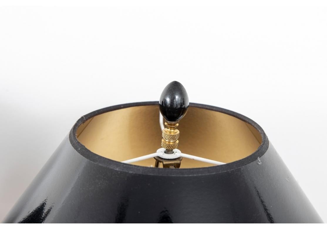 Vernissé Paire de lampes de table en céramique émaillée noire de style en vente