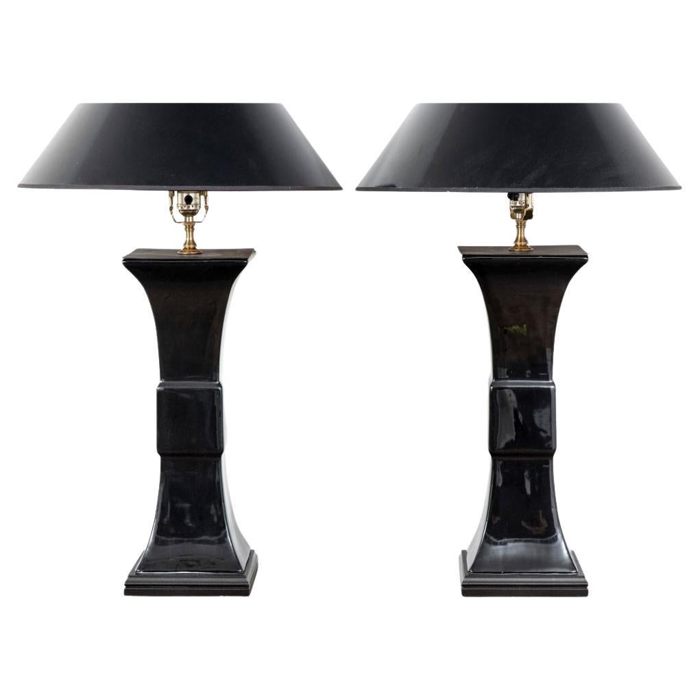 Paire de lampes de table en céramique émaillée noire de style en vente