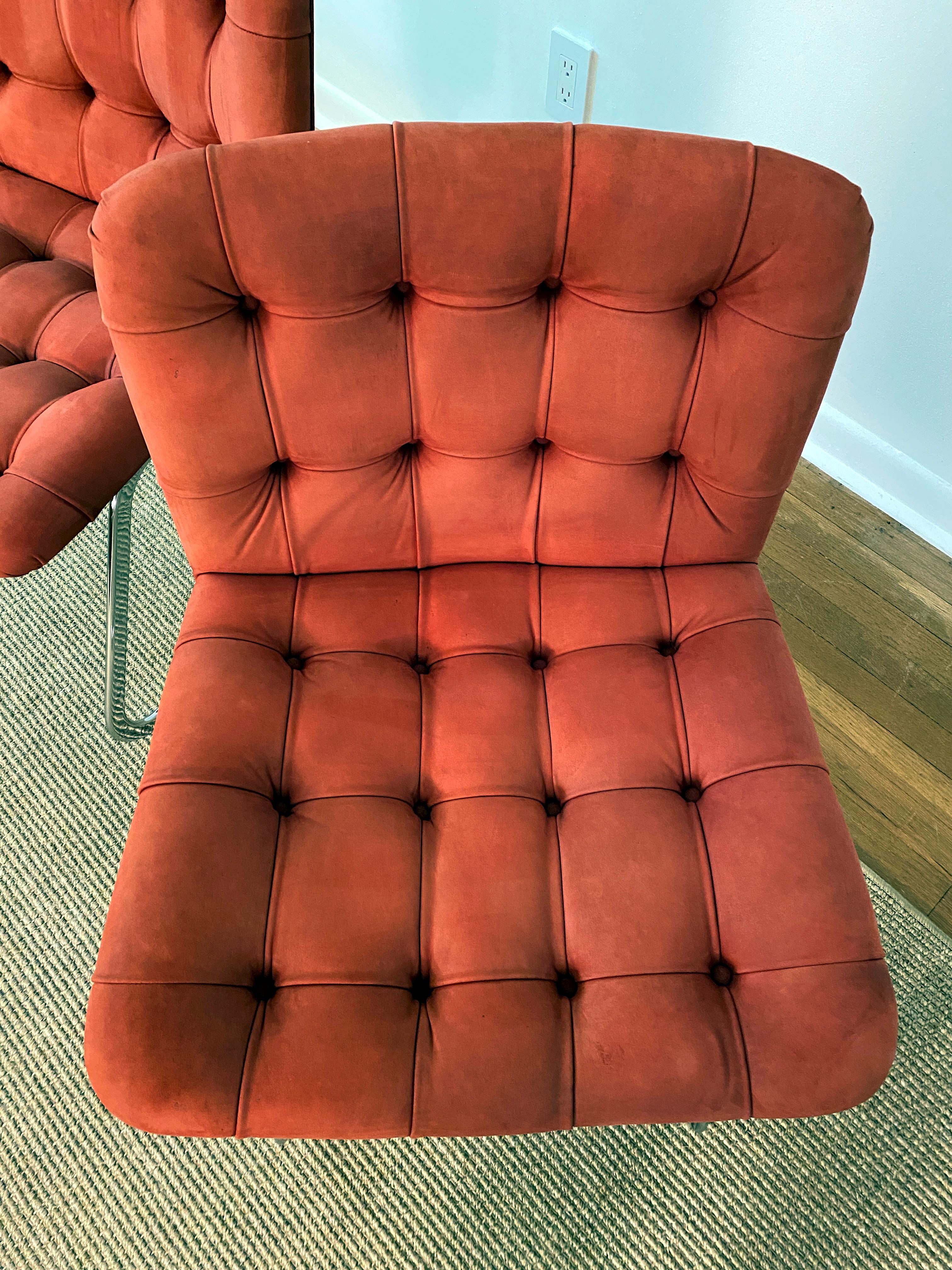 Milieu du XXe siècle Paire de chaises en cuir de daim en porte-à-faux conçues par Robert Haussmann pour de Sede en vente