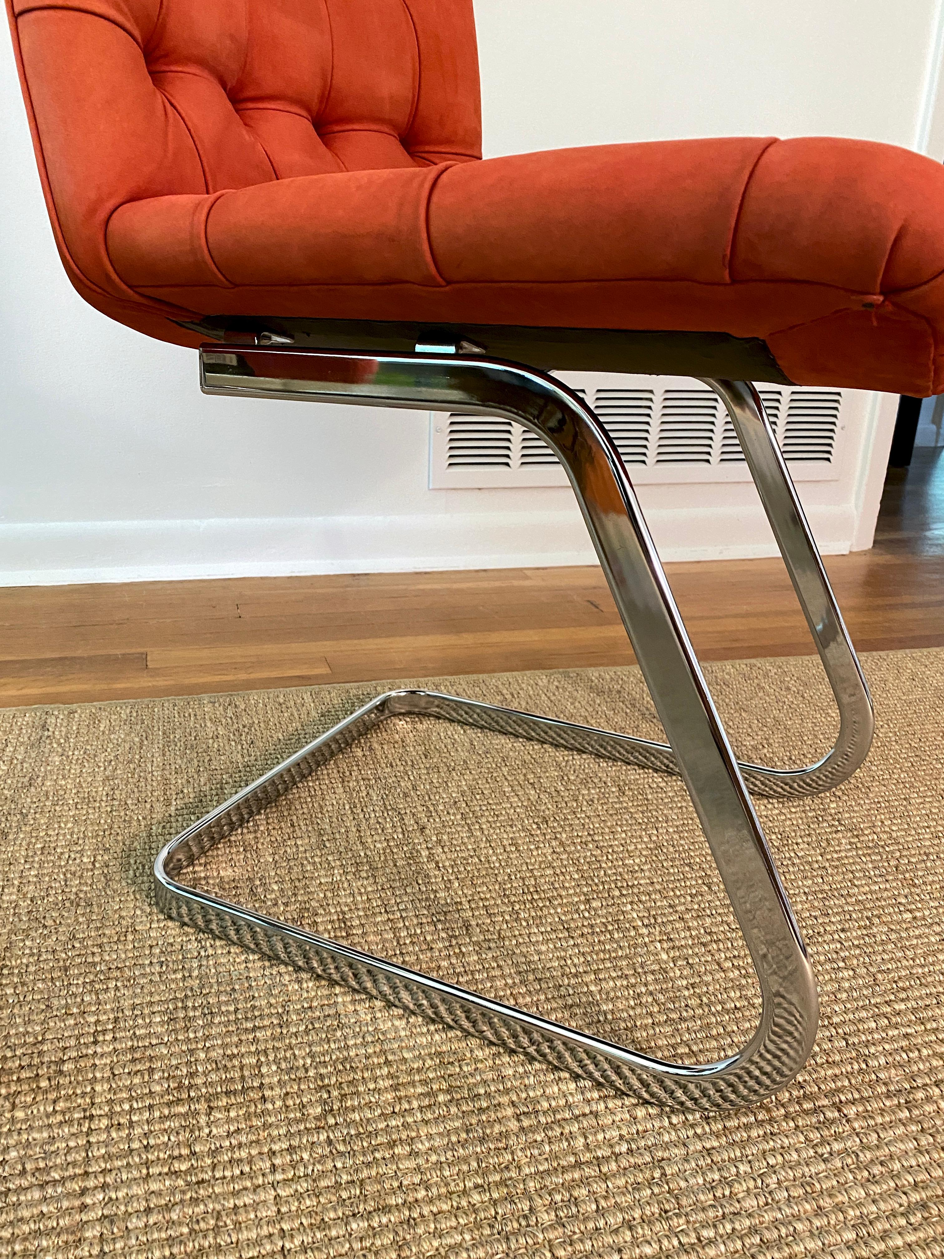 Paire de chaises en cuir de daim en porte-à-faux conçues par Robert Haussmann pour de Sede en vente 1