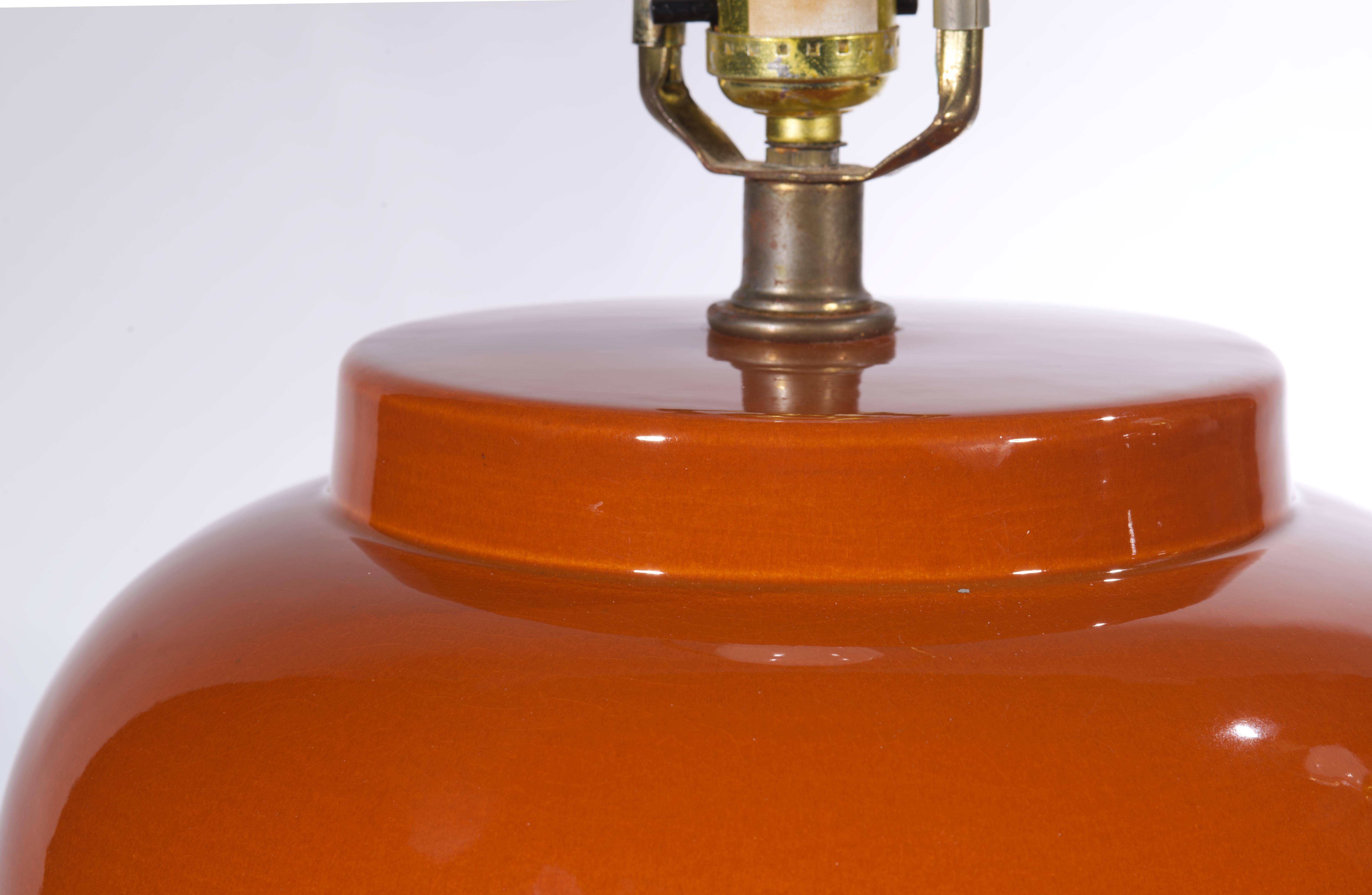 Pareja de lámparas de sobremesa Sunset Cosco de urna grande naranja quemado, años 1940-1950 en venta 2