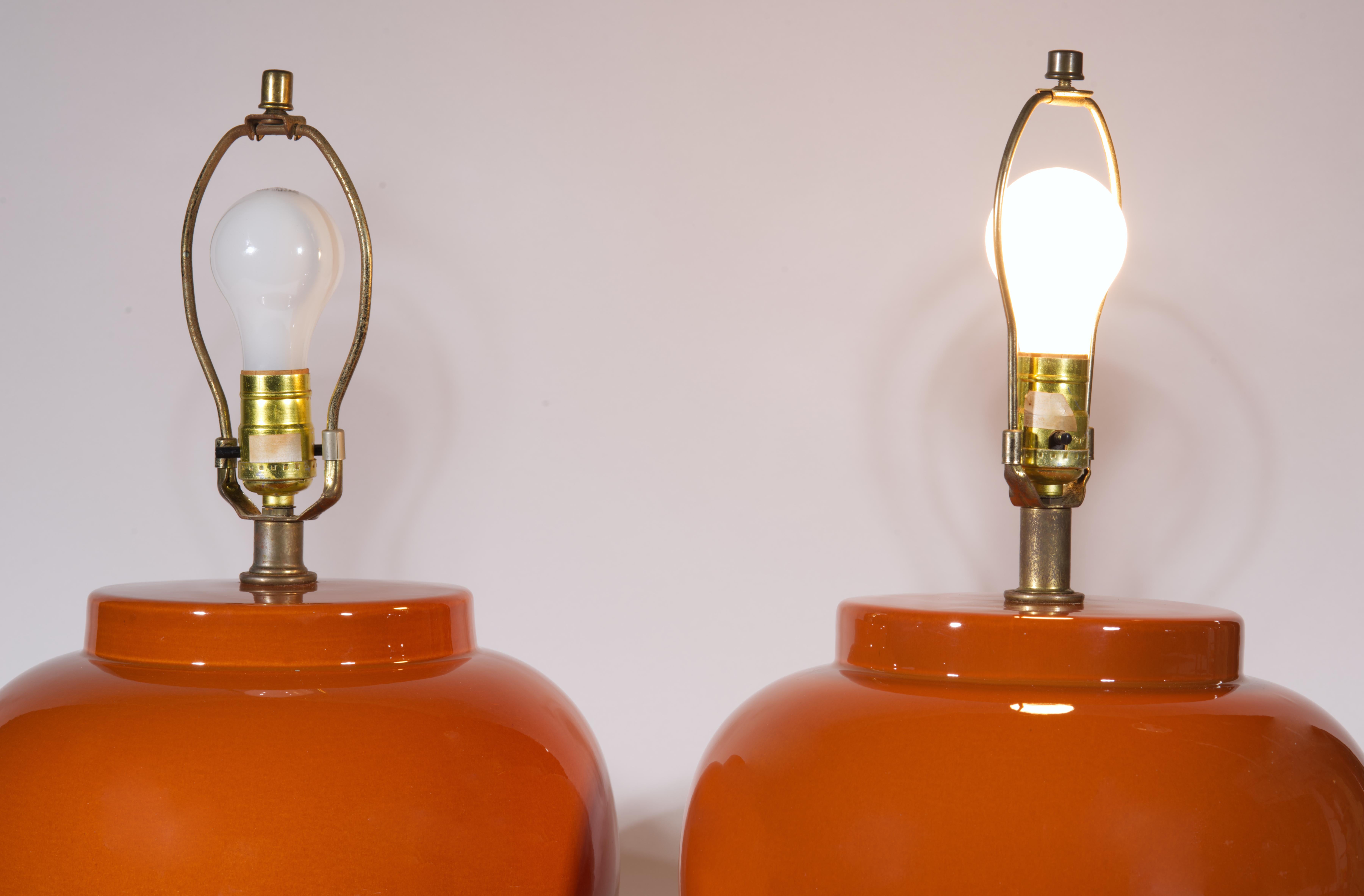 Pareja de lámparas de sobremesa Sunset Cosco de urna grande naranja quemado, años 1940-1950 en venta 3