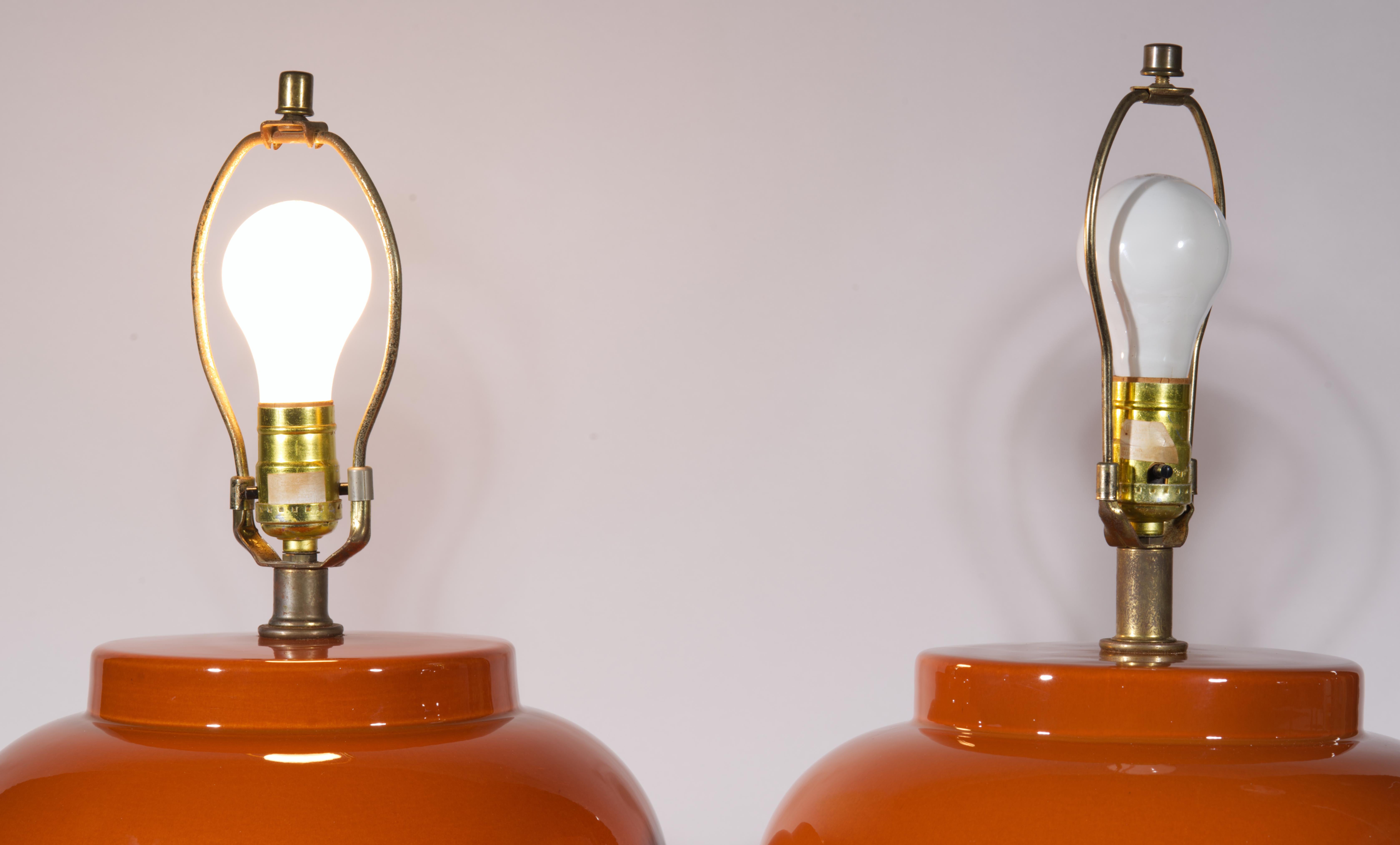 Pareja de lámparas de sobremesa Sunset Cosco de urna grande naranja quemado, años 1940-1950 en venta 4