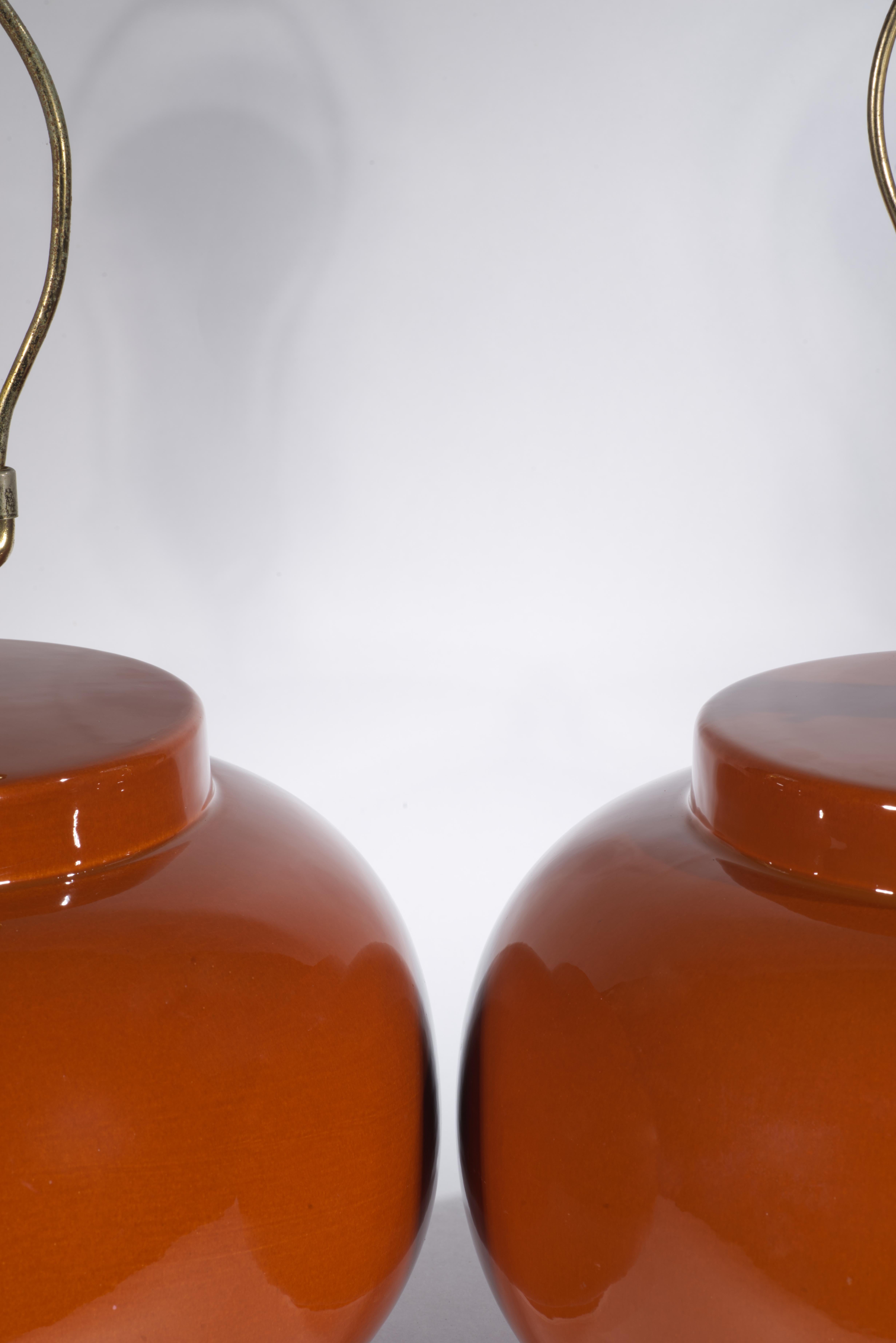 Pareja de lámparas de sobremesa Sunset Cosco de urna grande naranja quemado, años 1940-1950 Moderno de mediados de siglo en venta