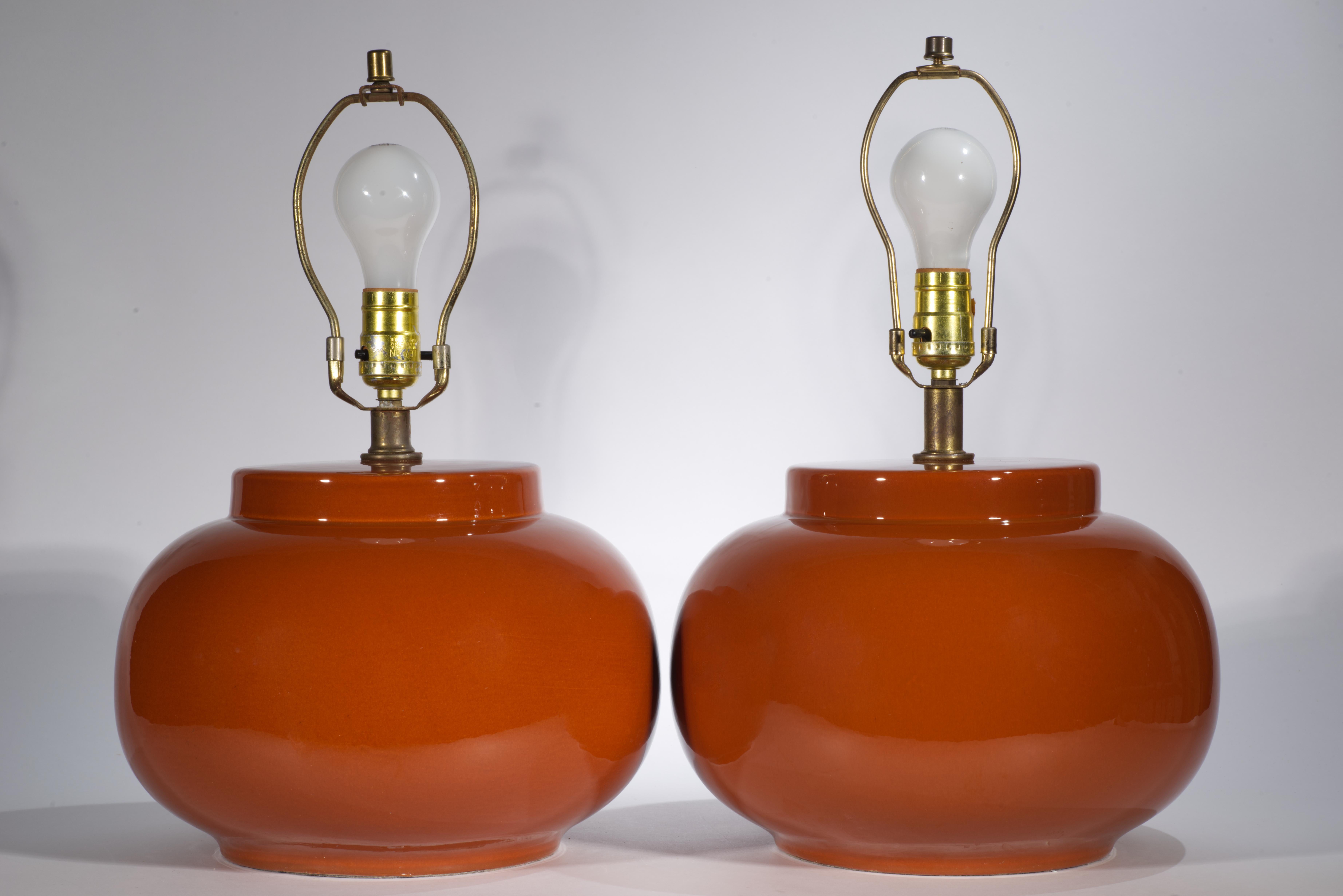 Pareja de lámparas de sobremesa Sunset Cosco de urna grande naranja quemado, años 1940-1950 Estadounidense en venta