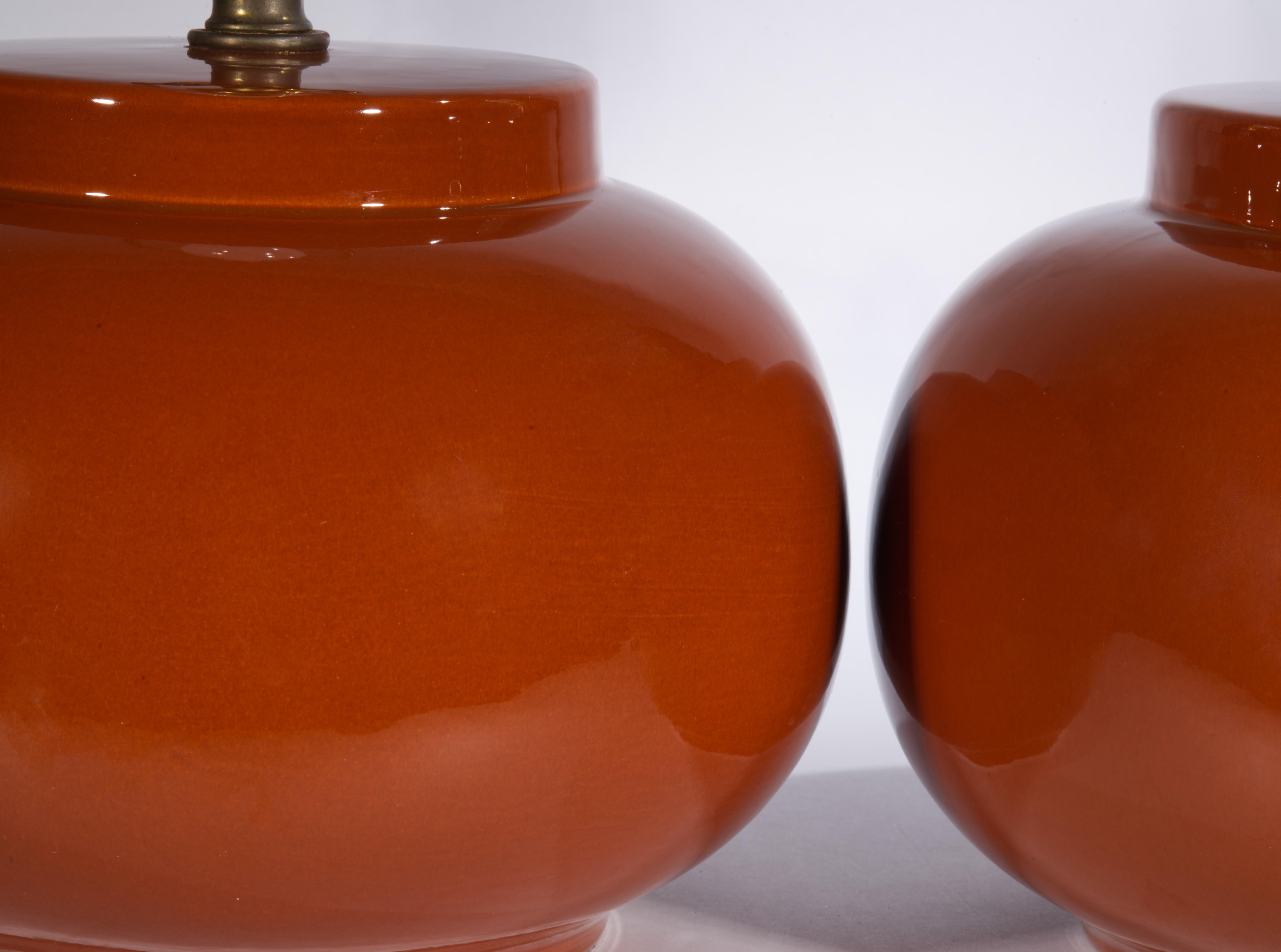 Pareja de lámparas de sobremesa Sunset Cosco de urna grande naranja quemado, años 1940-1950 Glaseado en venta