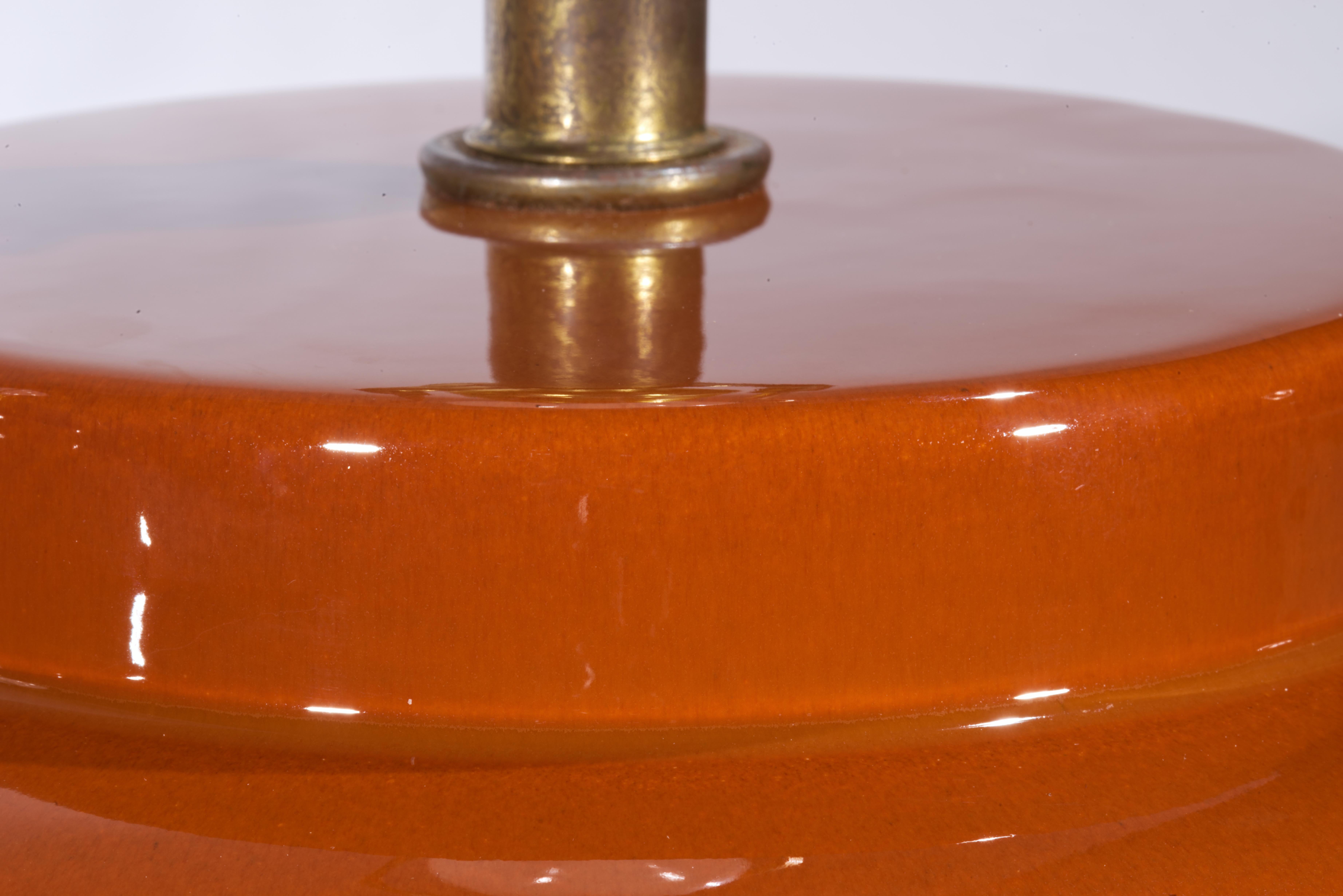 Pareja de lámparas de sobremesa Sunset Cosco de urna grande naranja quemado, años 1940-1950 en Bueno estado para la venta en Clifton Springs, NY