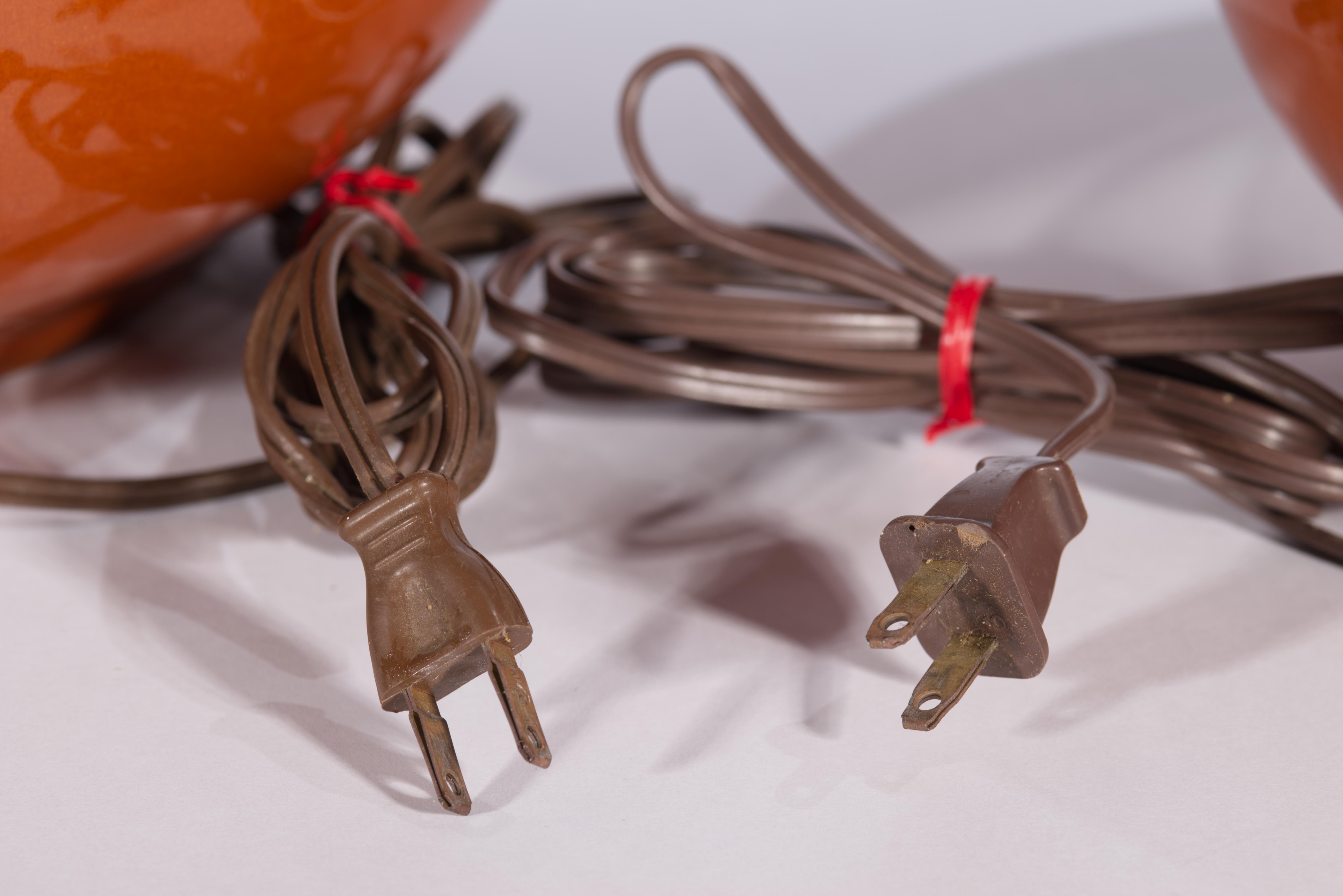 Pareja de lámparas de sobremesa Sunset Cosco de urna grande naranja quemado, años 1940-1950 siglo XX en venta