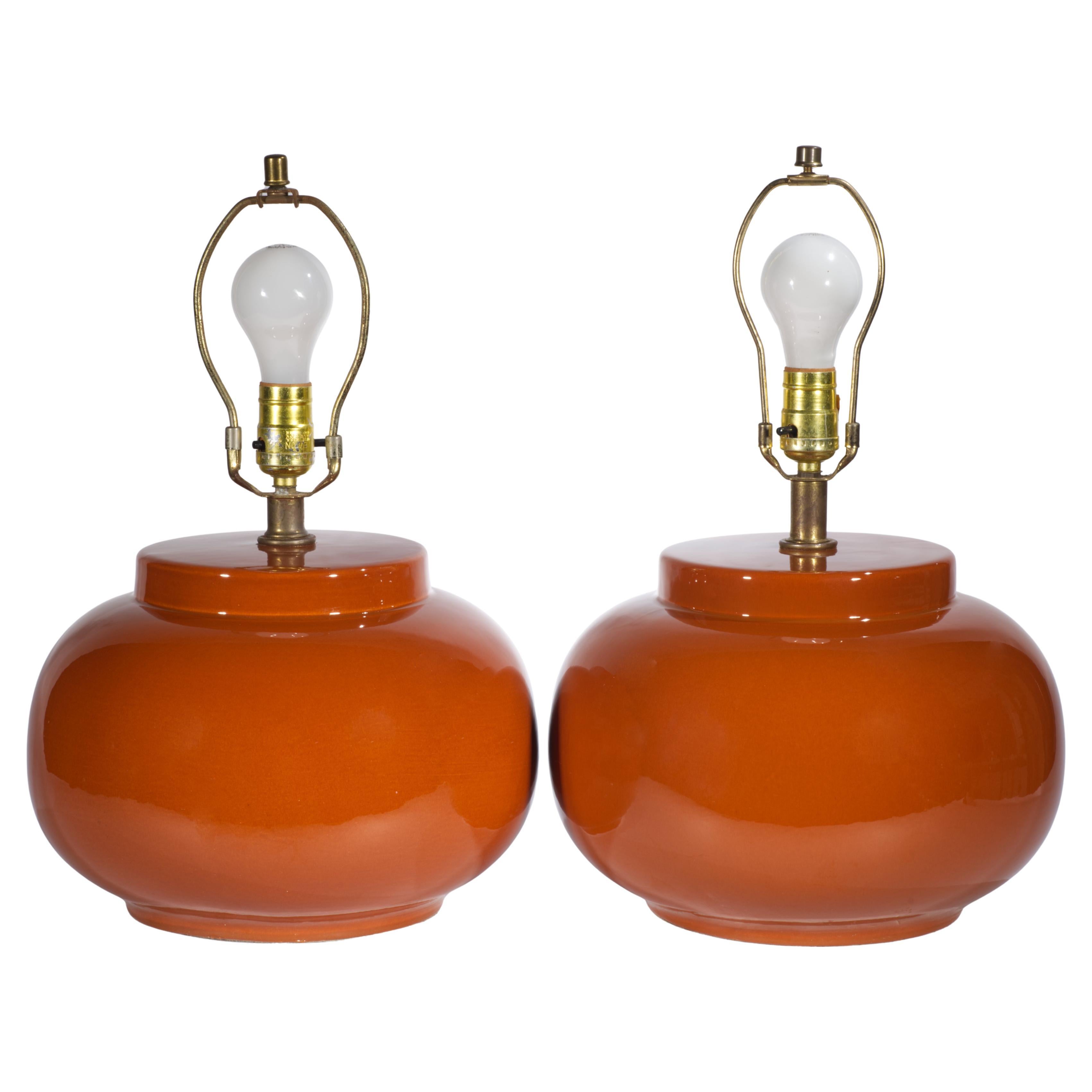 Pareja de lámparas de sobremesa Sunset Cosco de urna grande naranja quemado, años 1940-1950