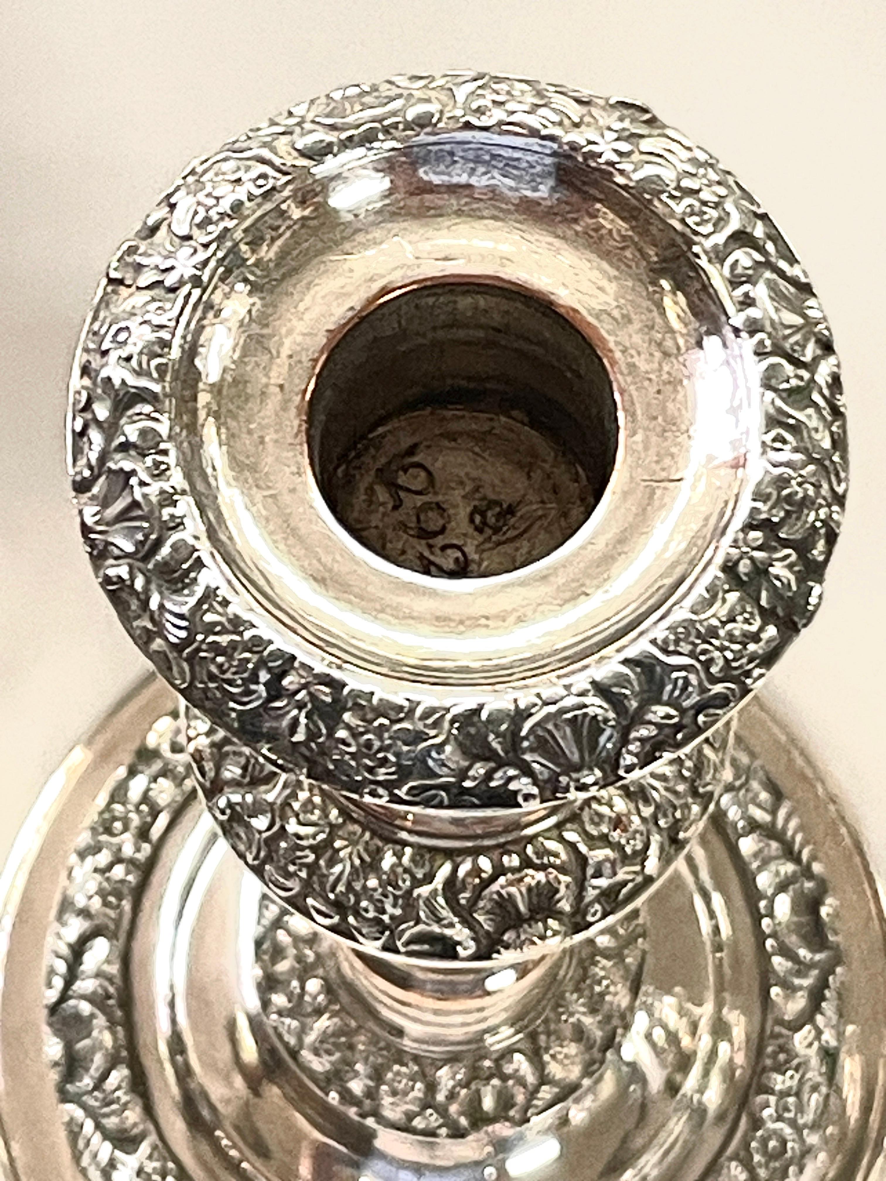 Fatto a mano COPPIA Superba di antichi candelieri inglesi in stile rococò in Sheffield, Acanthus in vendita
