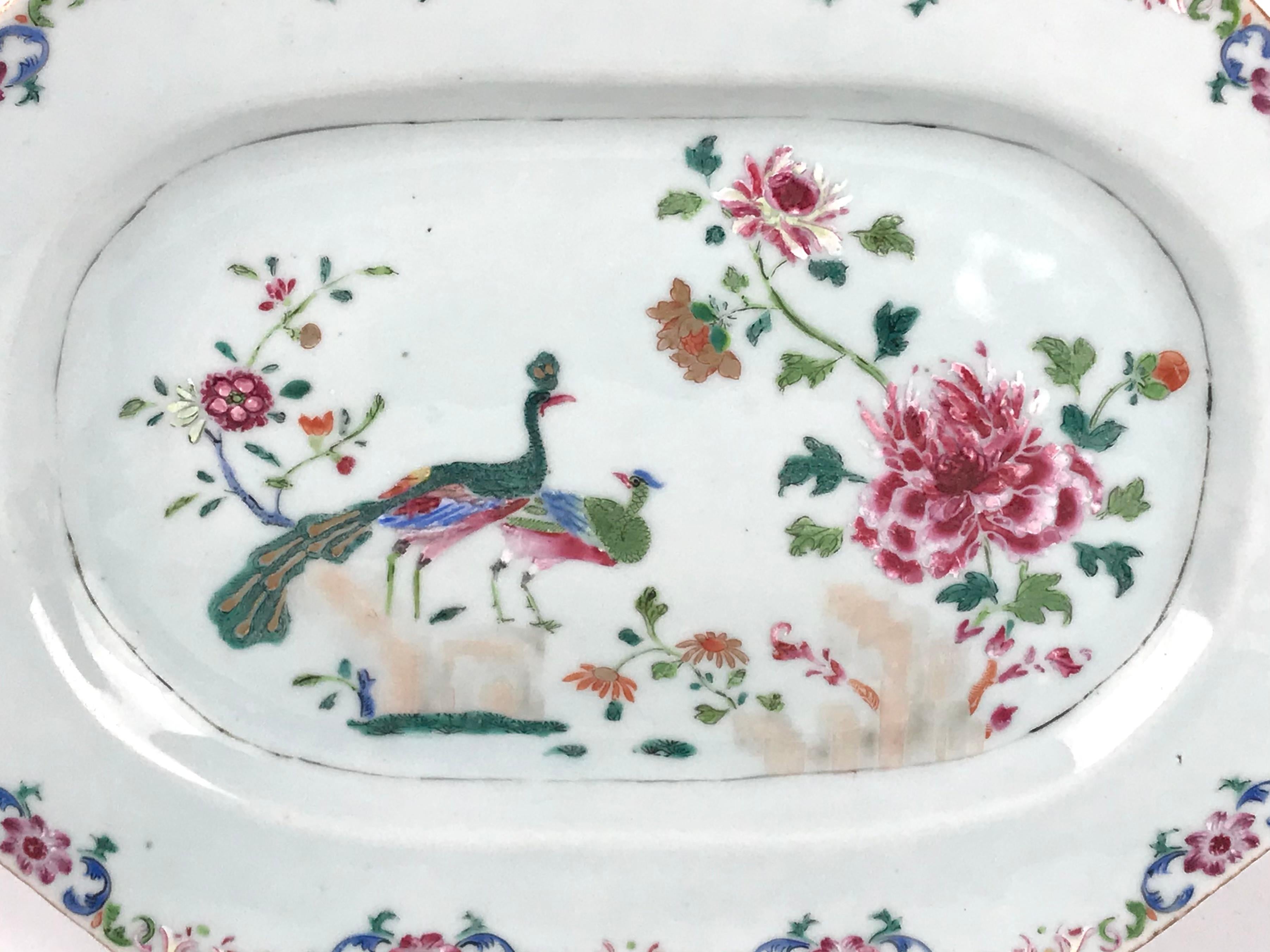 Exportation chinoise Paire de superbes plateaux chinois en porcelaine du 18e siècle représentant deux paons, Famille Rose Qianlong en vente